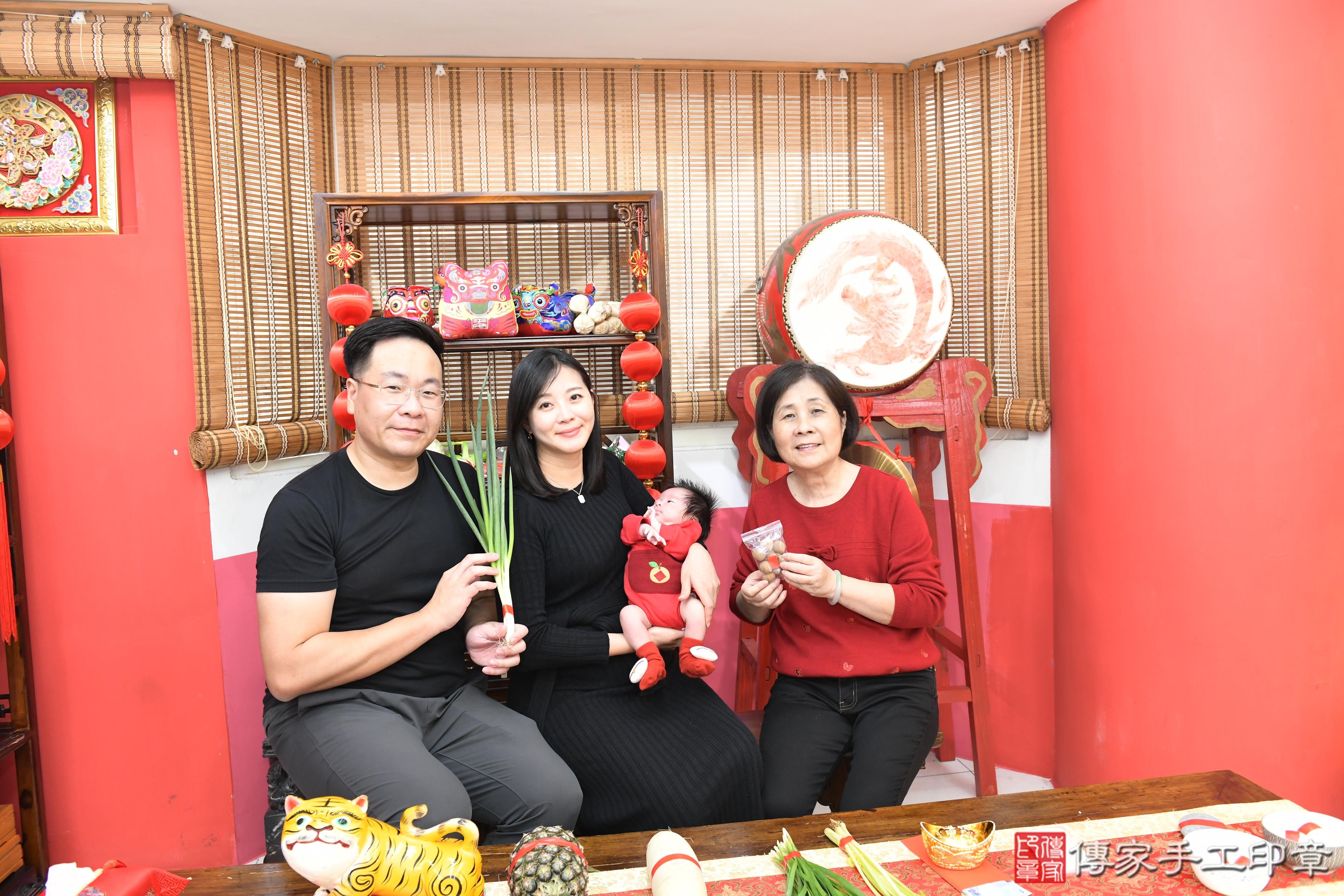 傳家手工印章高雄店、抓周、度脺、美式風會場、傳家嬰兒古禮、吉祥話、抓周道具物品24種、拍照。抓周證書。寶寶抓周、滿周歲、生日快樂、祝福