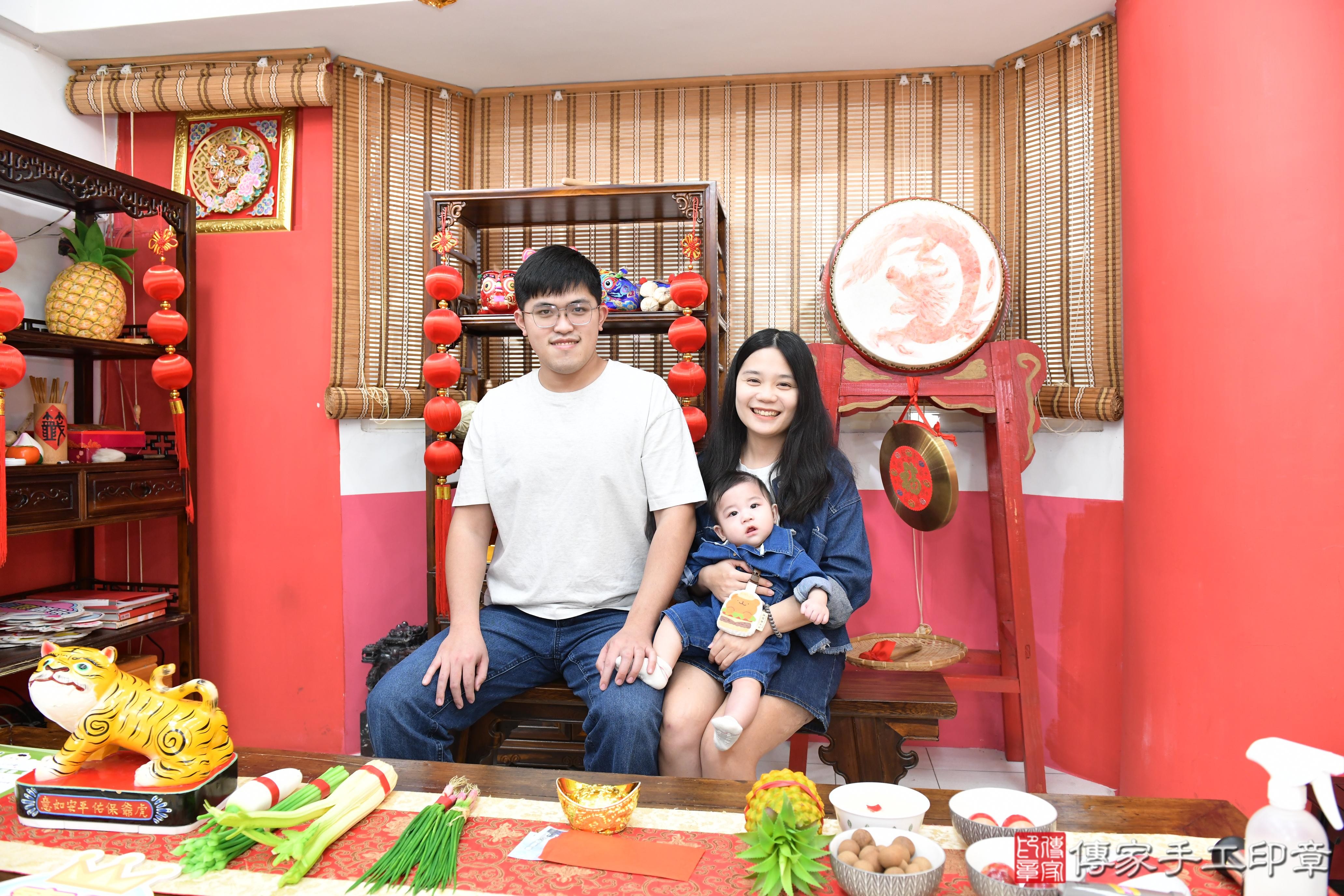 傳家手工印章高雄店、抓周、度脺、美式風會場、傳家嬰兒古禮、吉祥話、抓周道具物品24種、拍照。抓周證書。寶寶抓周、滿周歲、生日快樂、祝福 傳家手工印章高雄店、抓周、度脺、美式風會場、傳家嬰兒古禮、吉祥話、抓周道具物品24種、拍照。抓周證書。寶寶抓周、滿周歲、生日快樂、祝福