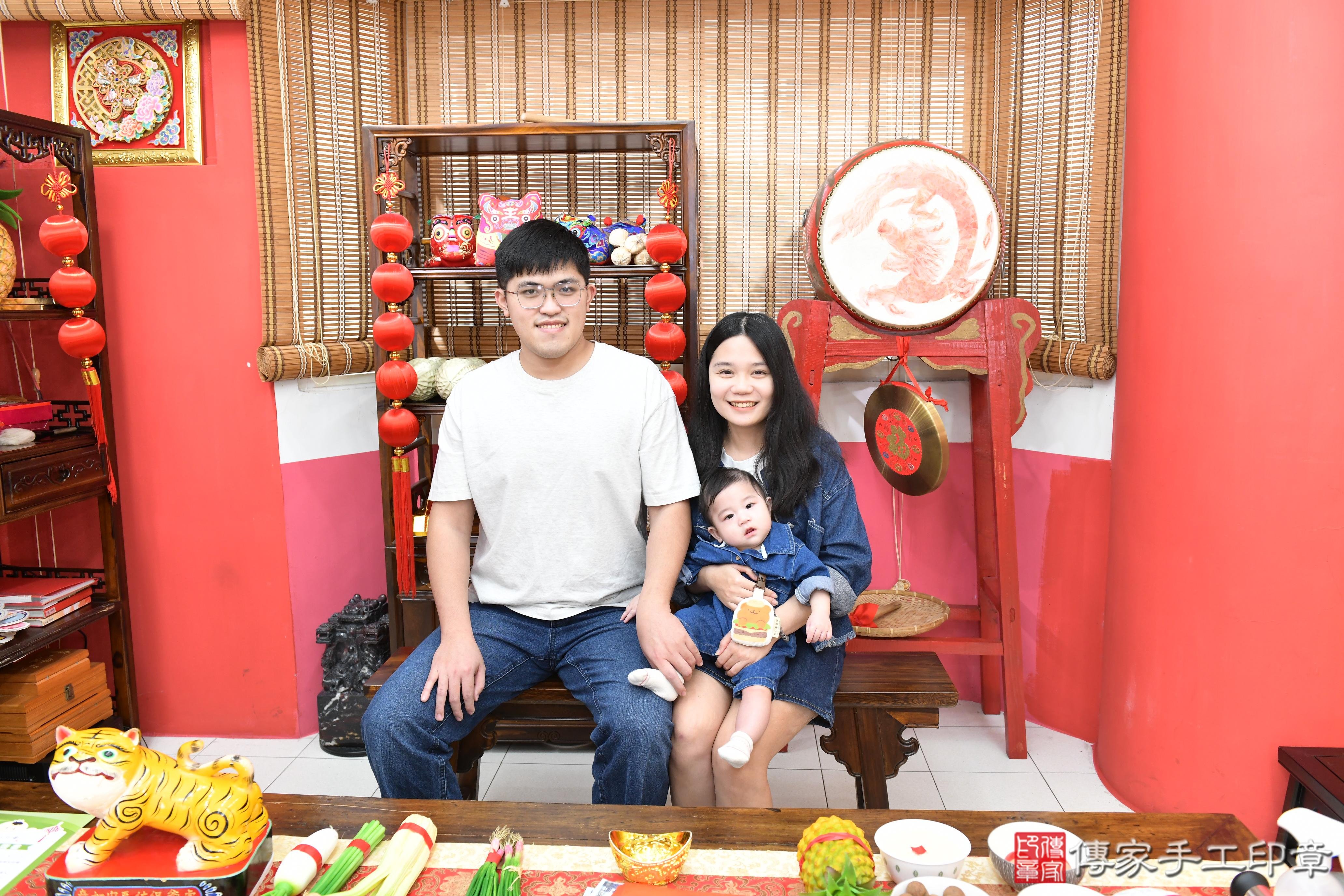 傳家手工印章高雄店、抓周、度脺、美式風會場、傳家嬰兒古禮、吉祥話、抓周道具物品24種、拍照。抓周證書。寶寶抓周、滿周歲、生日快樂、祝福 傳家手工印章高雄店、抓周、度脺、美式風會場、傳家嬰兒古禮、吉祥話、抓周道具物品24種、拍照。抓周證書。寶寶抓周、滿周歲、生日快樂、祝福