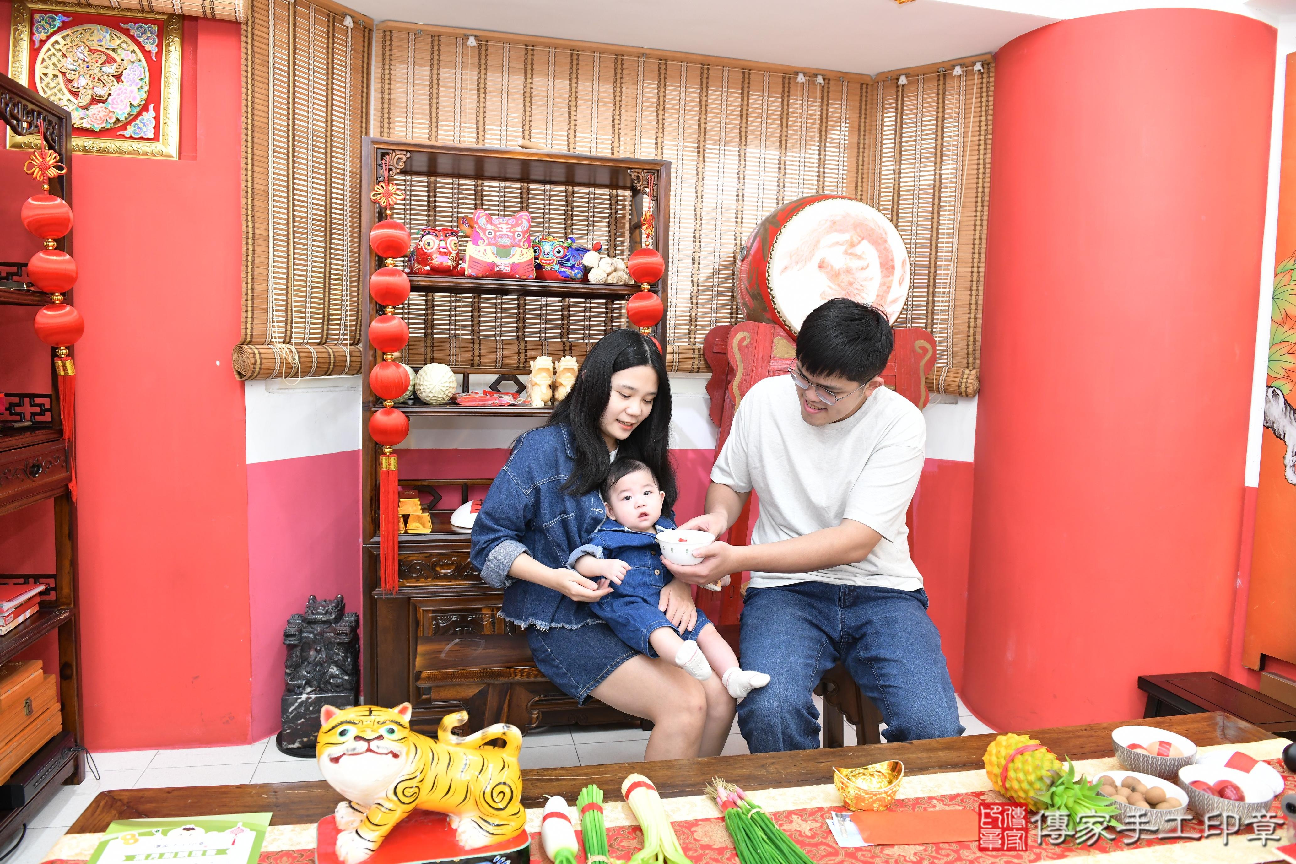 傳家手工印章高雄店、抓周、度脺、美式風會場、傳家嬰兒古禮、吉祥話、抓周道具物品24種、拍照。抓周證書。寶寶抓周、滿周歲、生日快樂、祝福 傳家手工印章高雄店、抓周、度脺、美式風會場、傳家嬰兒古禮、吉祥話、抓周道具物品24種、拍照。抓周證書。寶寶抓周、滿周歲、生日快樂、祝福