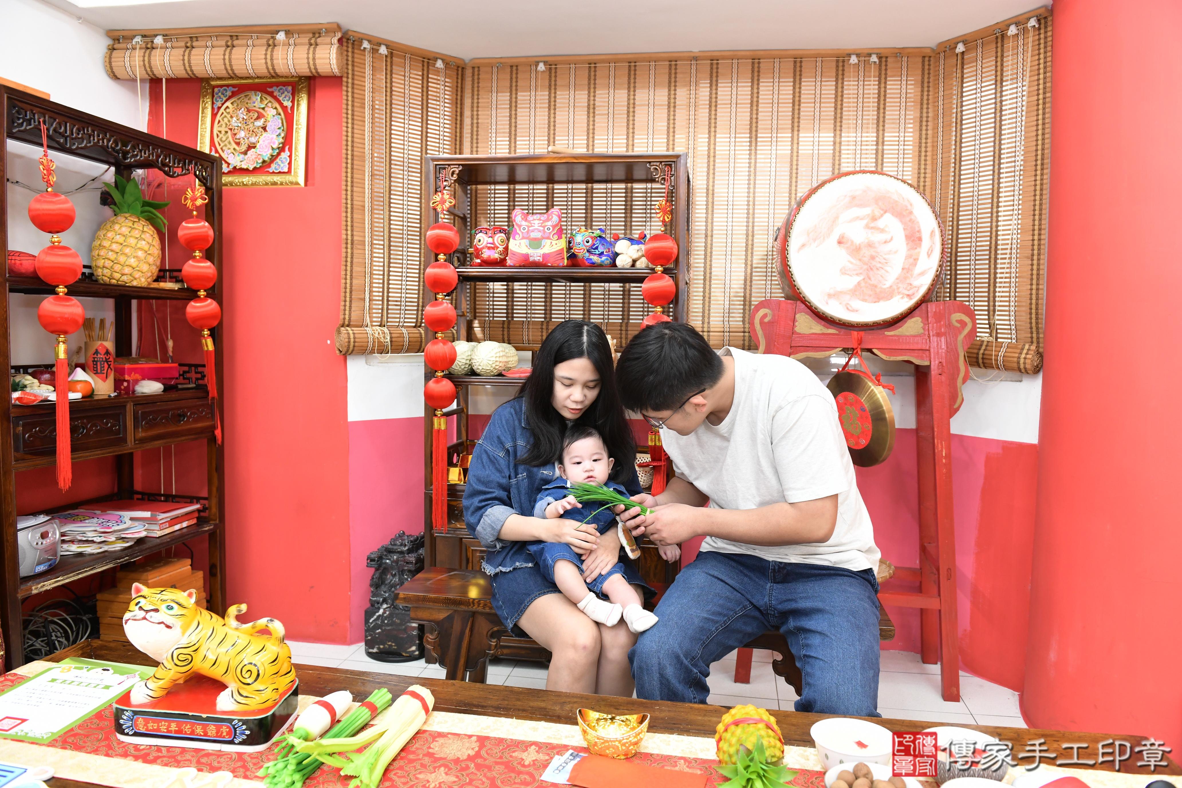 傳家手工印章高雄店、抓周、度脺、美式風會場、傳家嬰兒古禮、吉祥話、抓周道具物品24種、拍照。抓周證書。寶寶抓周、滿周歲、生日快樂、祝福 傳家手工印章高雄店、抓周、度脺、美式風會場、傳家嬰兒古禮、吉祥話、抓周道具物品24種、拍照。抓周證書。寶寶抓周、滿周歲、生日快樂、祝福