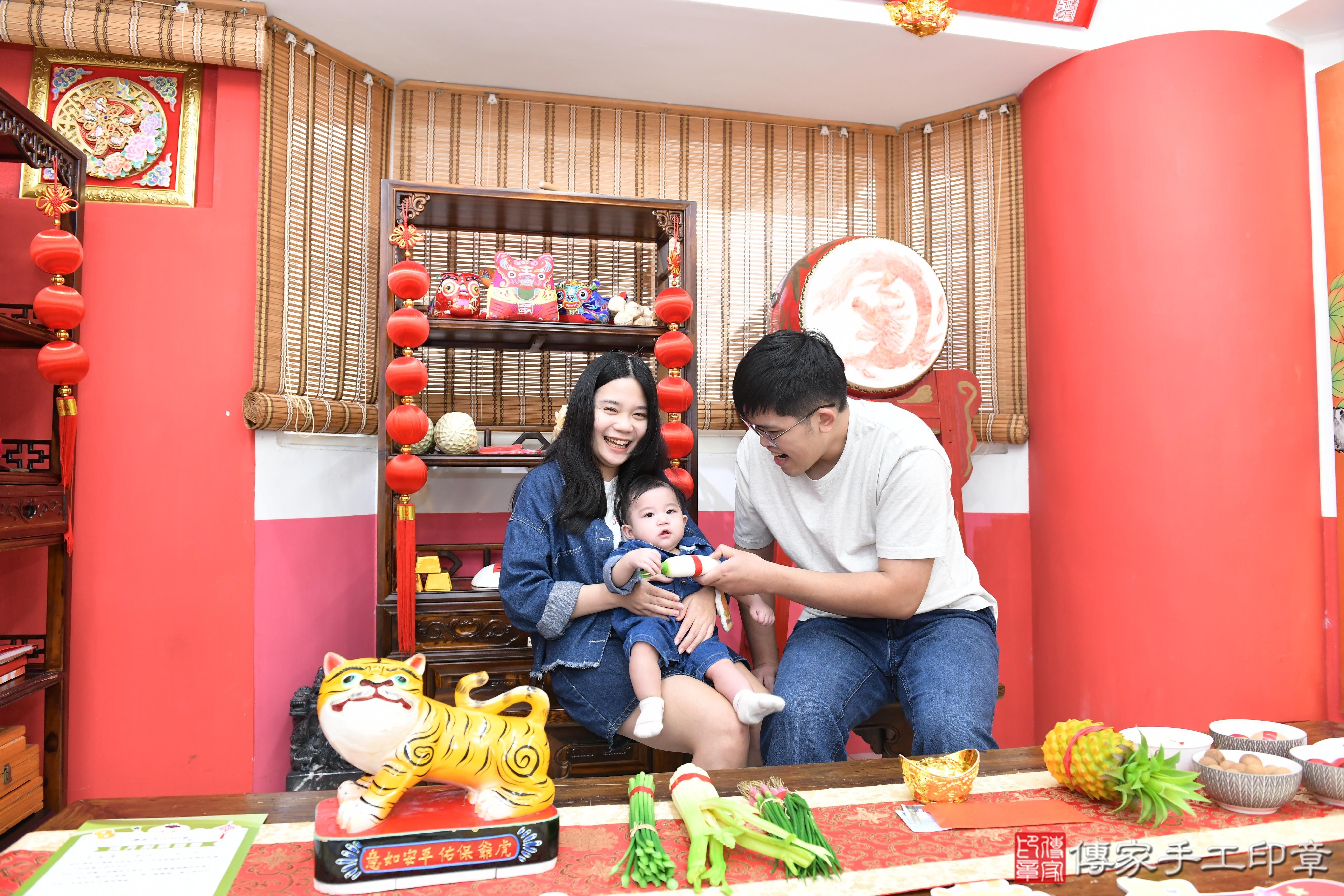 傳家手工印章高雄店、抓周、度脺、美式風會場、傳家嬰兒古禮、吉祥話、抓周道具物品24種、拍照。抓周證書。寶寶抓周、滿周歲、生日快樂、祝福 傳家手工印章高雄店、抓周、度脺、美式風會場、傳家嬰兒古禮、吉祥話、抓周道具物品24種、拍照。抓周證書。寶寶抓周、滿周歲、生日快樂、祝福