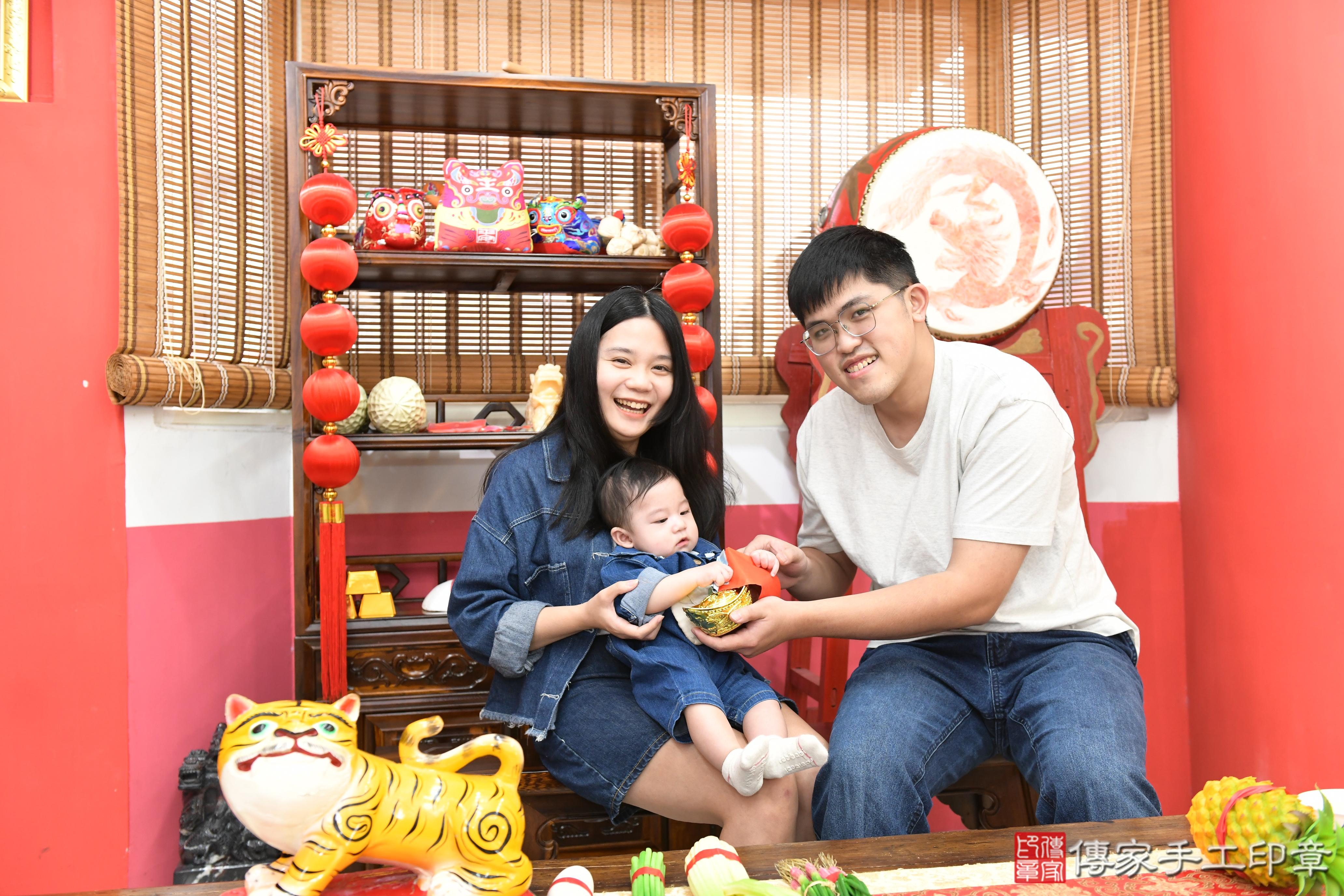 傳家手工印章高雄店、抓周、度脺、美式風會場、傳家嬰兒古禮、吉祥話、抓周道具物品24種、拍照。抓周證書。寶寶抓周、滿周歲、生日快樂、祝福 傳家手工印章高雄店、抓周、度脺、美式風會場、傳家嬰兒古禮、吉祥話、抓周道具物品24種、拍照。抓周證書。寶寶抓周、滿周歲、生日快樂、祝福