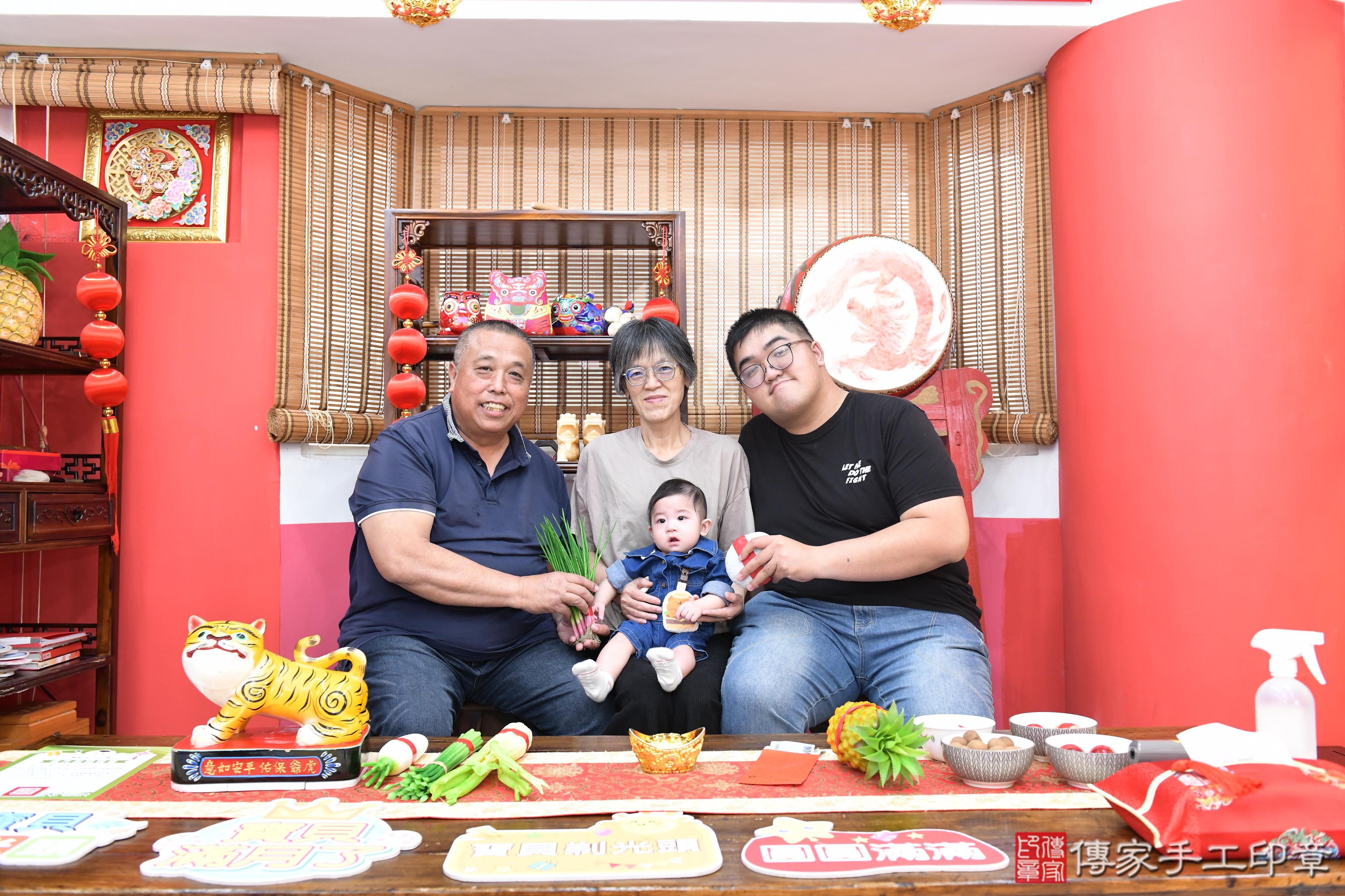 傳家手工印章高雄店、抓周、度脺、美式風會場、傳家嬰兒古禮、吉祥話、抓周道具物品24種、拍照。抓周證書。寶寶抓周、滿周歲、生日快樂、祝福 傳家手工印章高雄店、抓周、度脺、美式風會場、傳家嬰兒古禮、吉祥話、抓周道具物品24種、拍照。抓周證書。寶寶抓周、滿周歲、生日快樂、祝福