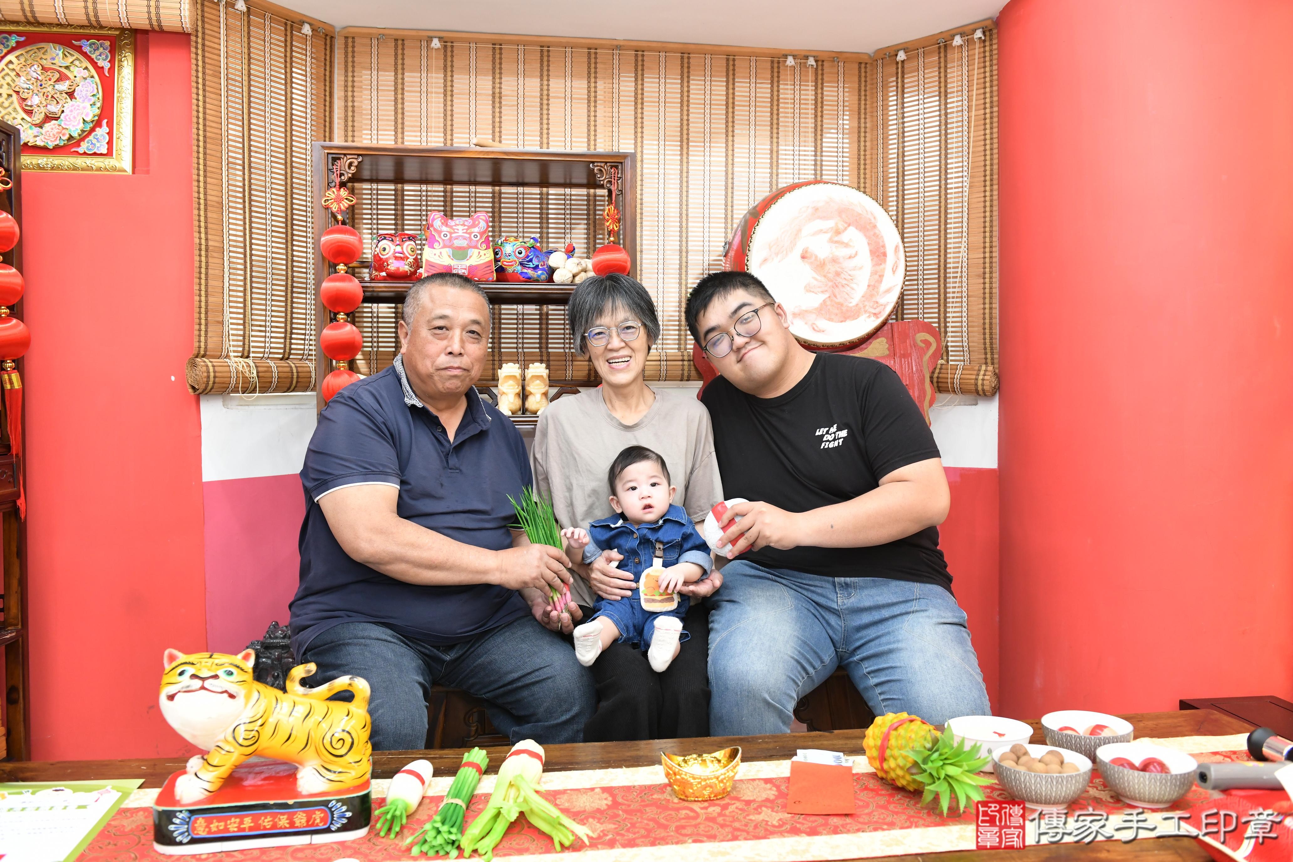 傳家手工印章高雄店、抓周、度脺、美式風會場、傳家嬰兒古禮、吉祥話、抓周道具物品24種、拍照。抓周證書。寶寶抓周、滿周歲、生日快樂、祝福 傳家手工印章高雄店、抓周、度脺、美式風會場、傳家嬰兒古禮、吉祥話、抓周道具物品24種、拍照。抓周證書。寶寶抓周、滿周歲、生日快樂、祝福