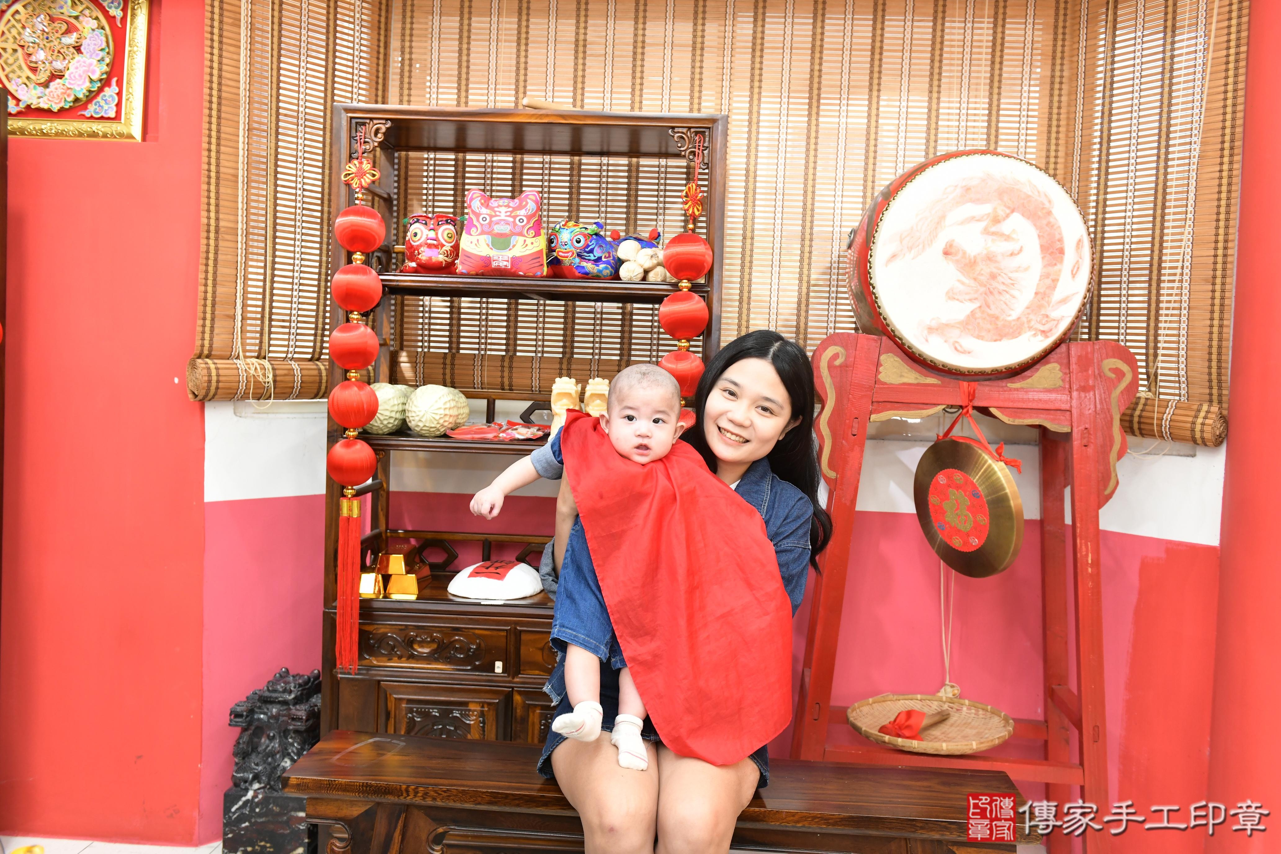 傳家手工印章高雄店、抓周、度脺、美式風會場、傳家嬰兒古禮、吉祥話、抓周道具物品24種、拍照。抓周證書。寶寶抓周、滿周歲、生日快樂、祝福 傳家手工印章高雄店、抓周、度脺、美式風會場、傳家嬰兒古禮、吉祥話、抓周道具物品24種、拍照。抓周證書。寶寶抓周、滿周歲、生日快樂、祝福