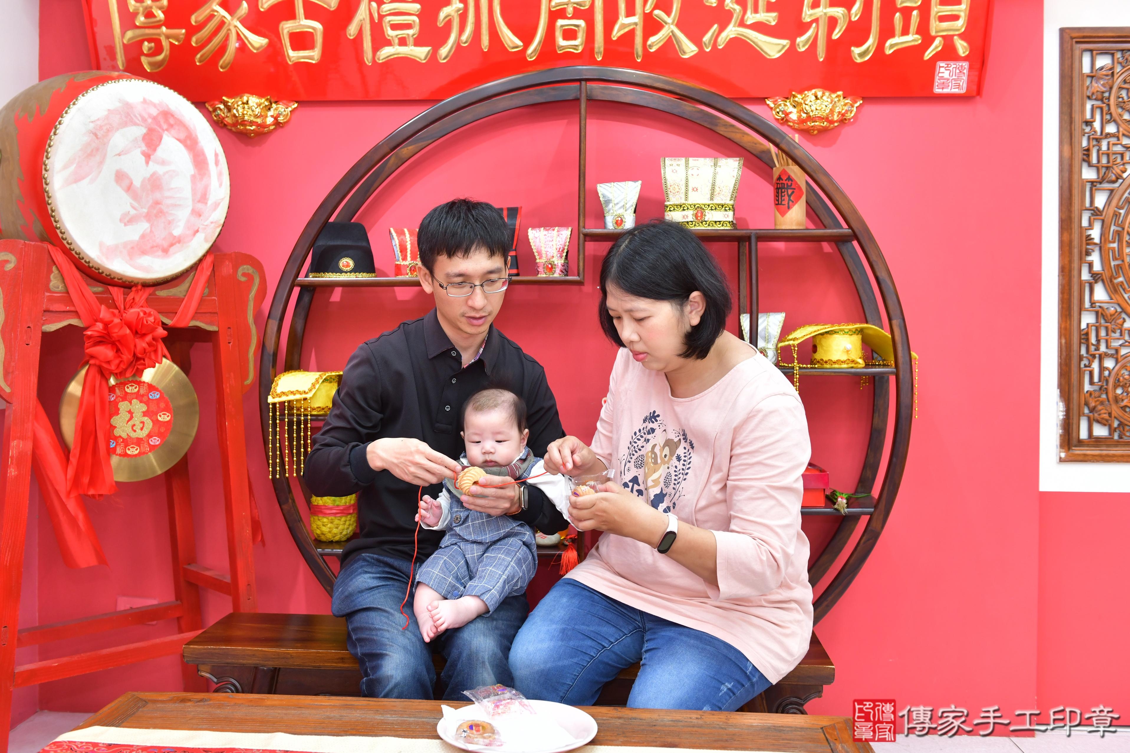 傳家手工印章台中店、抓周、度脺、美式風會場、傳家嬰兒古禮、吉祥話、抓周道具物品24種、拍照。抓周證書。寶寶抓周、滿周歲、生日快樂、祝福 傳家手工印章台中店、抓周、度脺、美式風會場、傳家嬰兒古禮、吉祥話、抓周道具物品24種、拍照。抓周證書。寶寶抓周、滿周歲、生日快樂、祝福