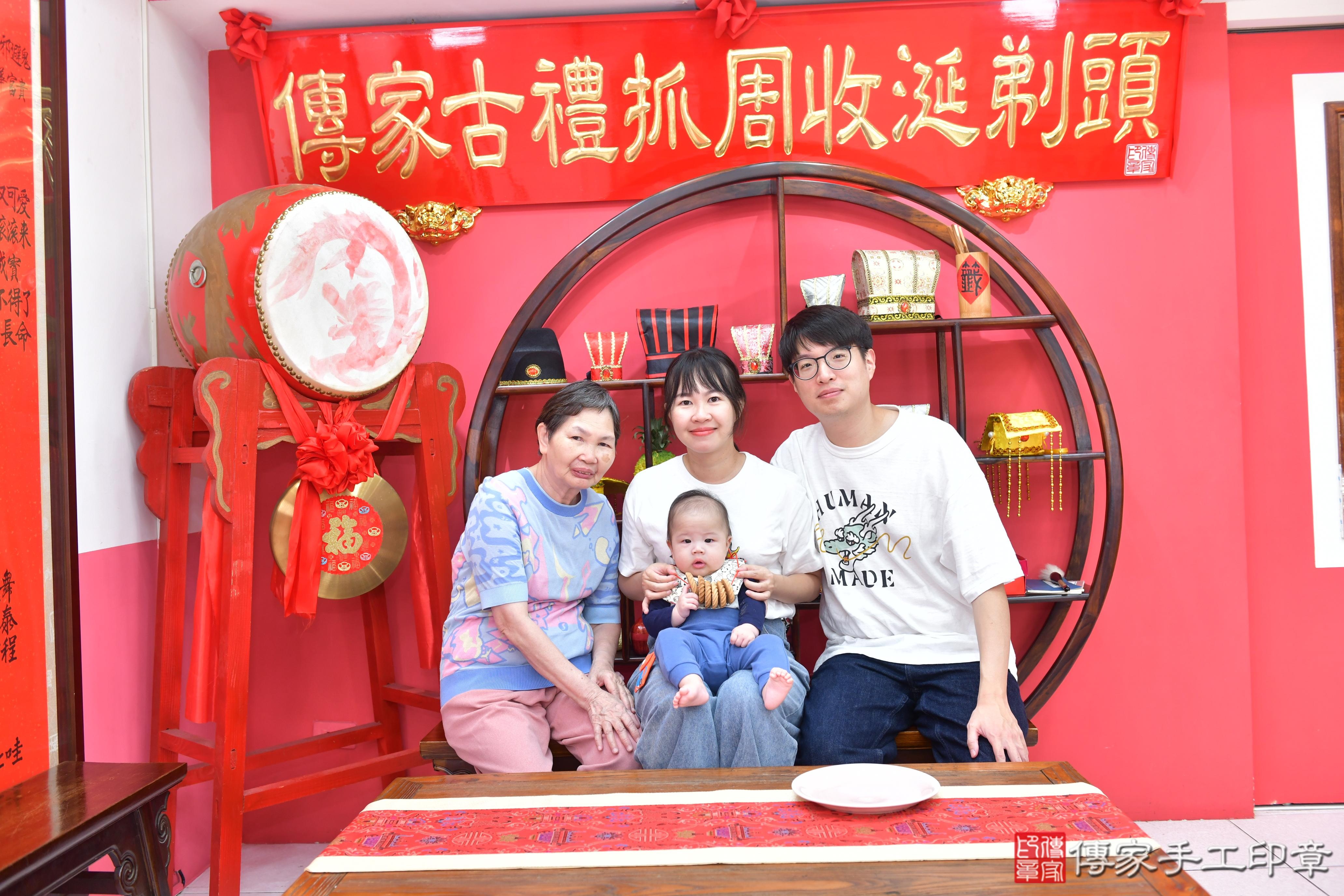 傳家手工印章台中店、抓周、度脺、美式風會場、傳家嬰兒古禮、吉祥話、抓周道具物品24種、拍照。抓周證書。寶寶抓周、滿周歲、生日快樂、祝福 傳家手工印章台中店、抓周、度脺、美式風會場、傳家嬰兒古禮、吉祥話、抓周道具物品24種、拍照。抓周證書。寶寶抓周、滿周歲、生日快樂、祝福