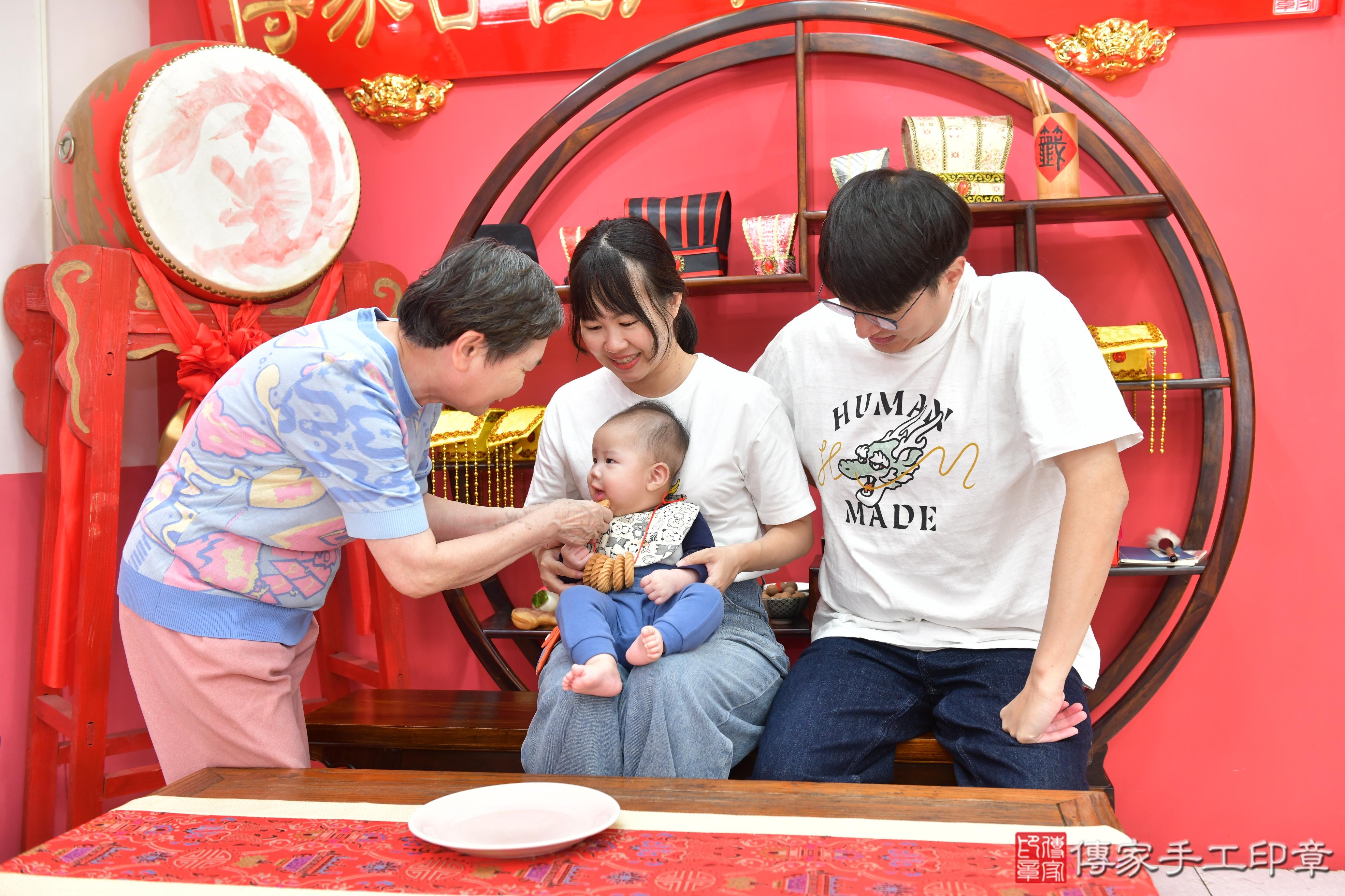 傳家手工印章台中店、抓周、度脺、美式風會場、傳家嬰兒古禮、吉祥話、抓周道具物品24種、拍照。抓周證書。寶寶抓周、滿周歲、生日快樂、祝福 傳家手工印章台中店、抓周、度脺、美式風會場、傳家嬰兒古禮、吉祥話、抓周道具物品24種、拍照。抓周證書。寶寶抓周、滿周歲、生日快樂、祝福