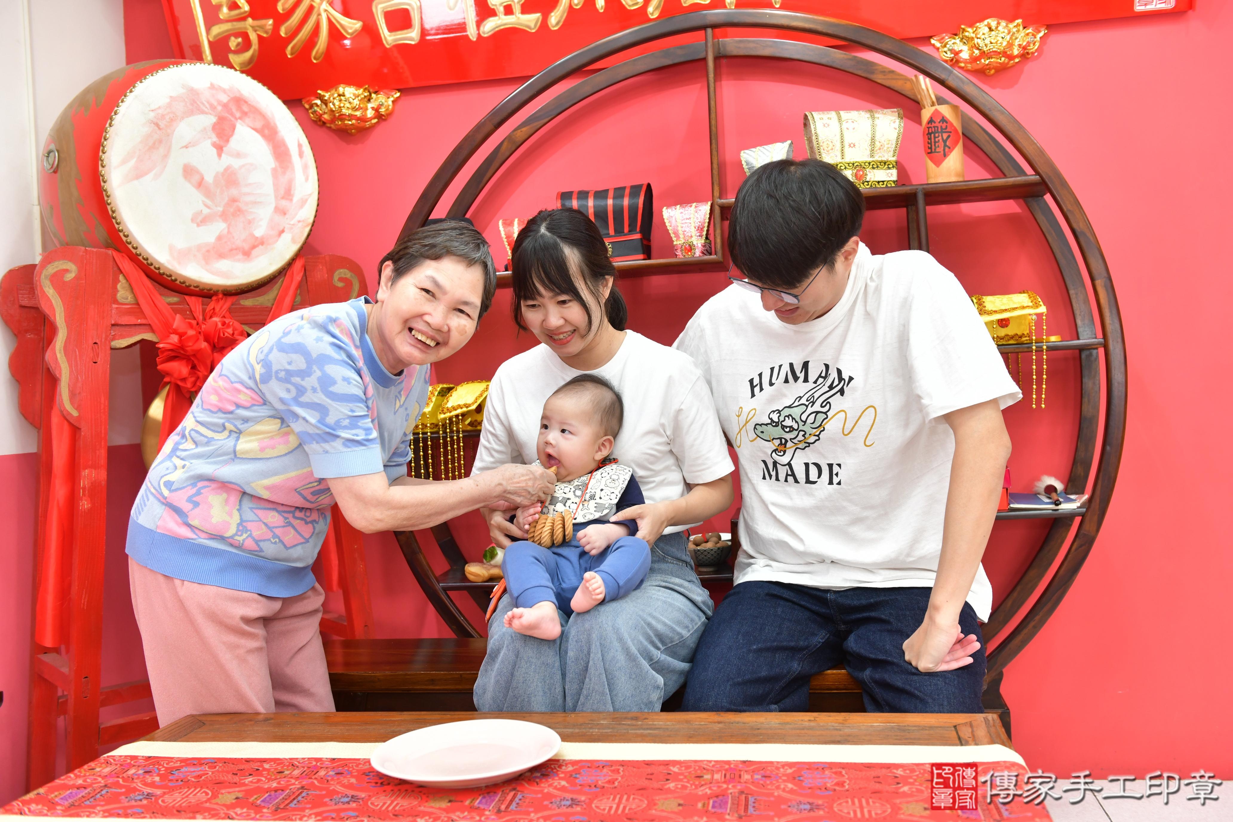 傳家手工印章台中店、抓周、度脺、美式風會場、傳家嬰兒古禮、吉祥話、抓周道具物品24種、拍照。抓周證書。寶寶抓周、滿周歲、生日快樂、祝福 傳家手工印章台中店、抓周、度脺、美式風會場、傳家嬰兒古禮、吉祥話、抓周道具物品24種、拍照。抓周證書。寶寶抓周、滿周歲、生日快樂、祝福