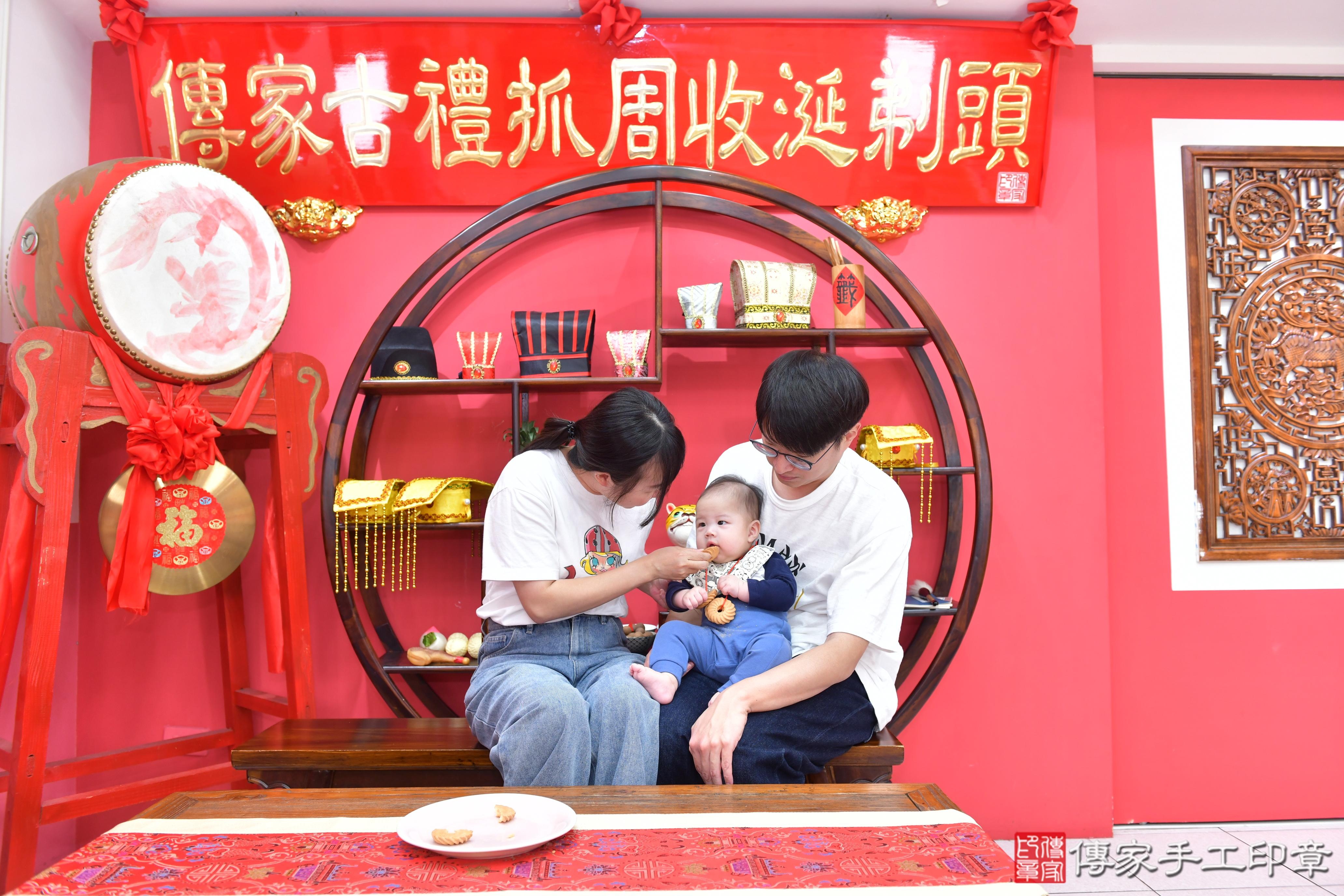 傳家手工印章台中店、抓周、度脺、美式風會場、傳家嬰兒古禮、吉祥話、抓周道具物品24種、拍照。抓周證書。寶寶抓周、滿周歲、生日快樂、祝福 傳家手工印章台中店、抓周、度脺、美式風會場、傳家嬰兒古禮、吉祥話、抓周道具物品24種、拍照。抓周證書。寶寶抓周、滿周歲、生日快樂、祝福