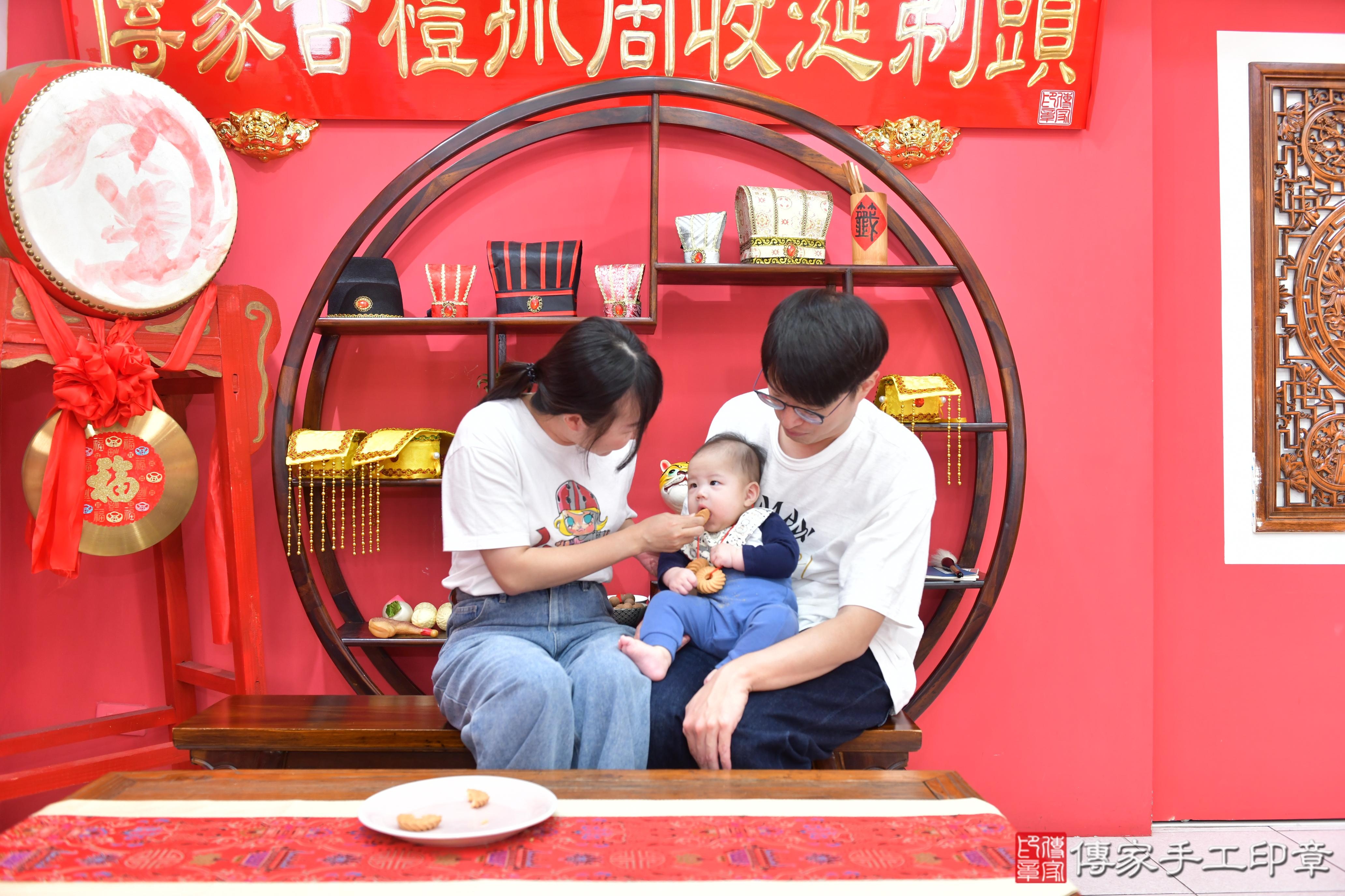傳家手工印章台中店、抓周、度脺、美式風會場、傳家嬰兒古禮、吉祥話、抓周道具物品24種、拍照。抓周證書。寶寶抓周、滿周歲、生日快樂、祝福 傳家手工印章台中店、抓周、度脺、美式風會場、傳家嬰兒古禮、吉祥話、抓周道具物品24種、拍照。抓周證書。寶寶抓周、滿周歲、生日快樂、祝福