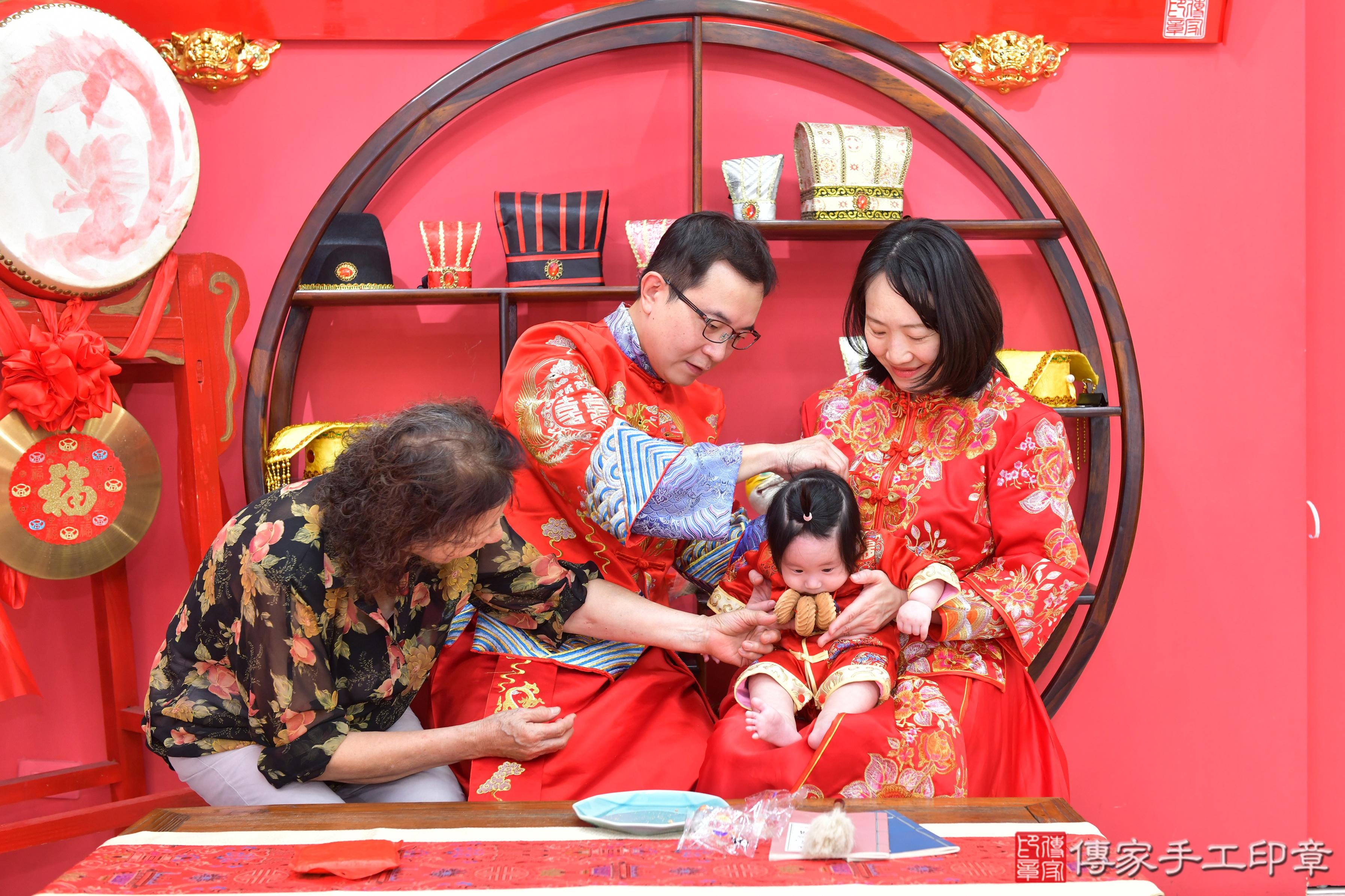 傳家手工印章台中店、抓周、度脺、美式風會場、傳家嬰兒古禮、吉祥話、抓周道具物品24種、拍照。抓周證書。寶寶抓周、滿周歲、生日快樂、祝福 傳家手工印章台中店、抓周、度脺、美式風會場、傳家嬰兒古禮、吉祥話、抓周道具物品24種、拍照。抓周證書。寶寶抓周、滿周歲、生日快樂、祝福