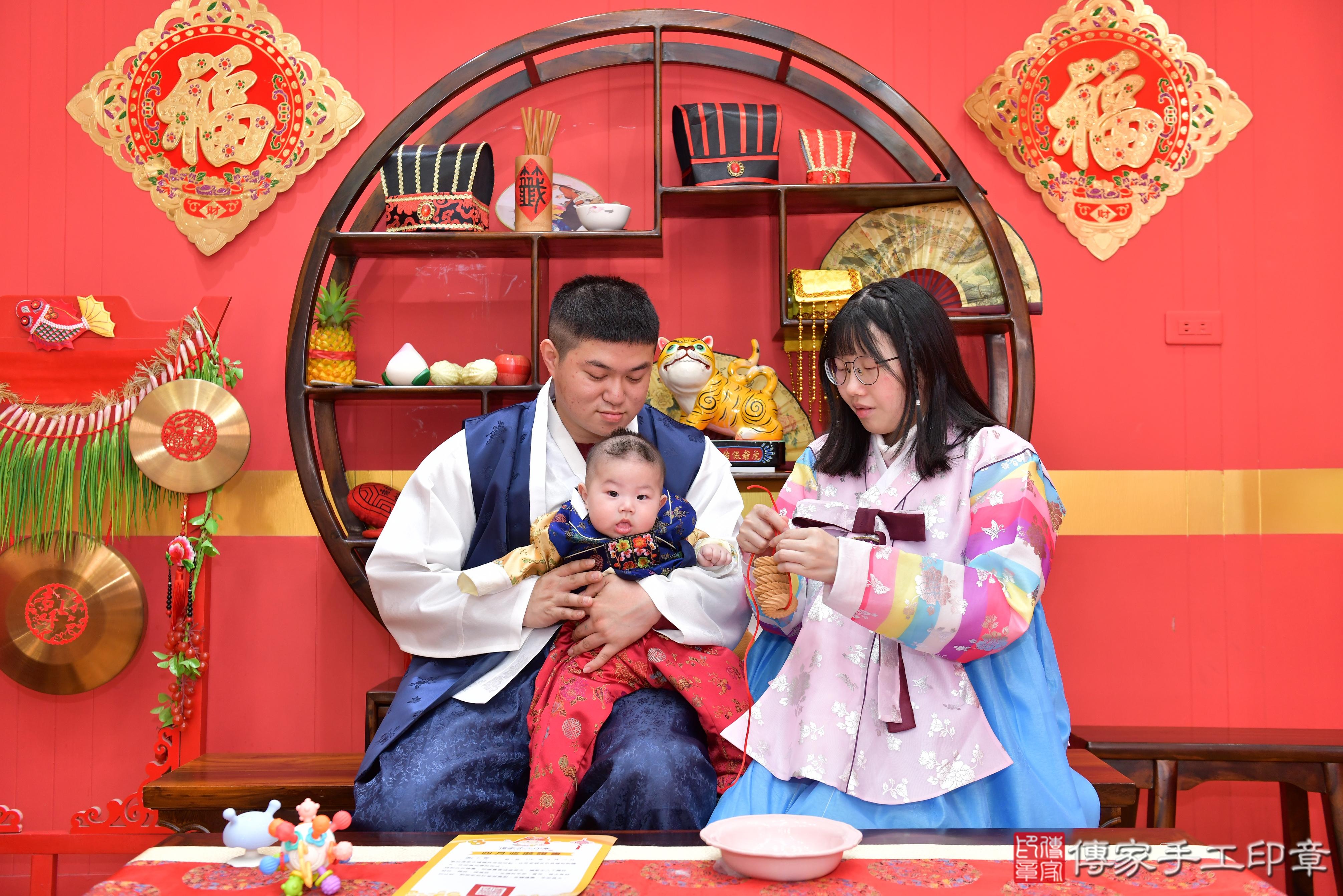 傳家手工印章桃園店、抓周、度脺、美式風會場、傳家嬰兒古禮、吉祥話、抓周道具物品24種、拍照。抓周證書。寶寶抓周、滿周歲、生日快樂、祝福 傳家手工印章桃園店、抓周、度脺、美式風會場、傳家嬰兒古禮、吉祥話、抓周道具物品24種、拍照。抓周證書。寶寶抓周、滿周歲、生日快樂、祝福