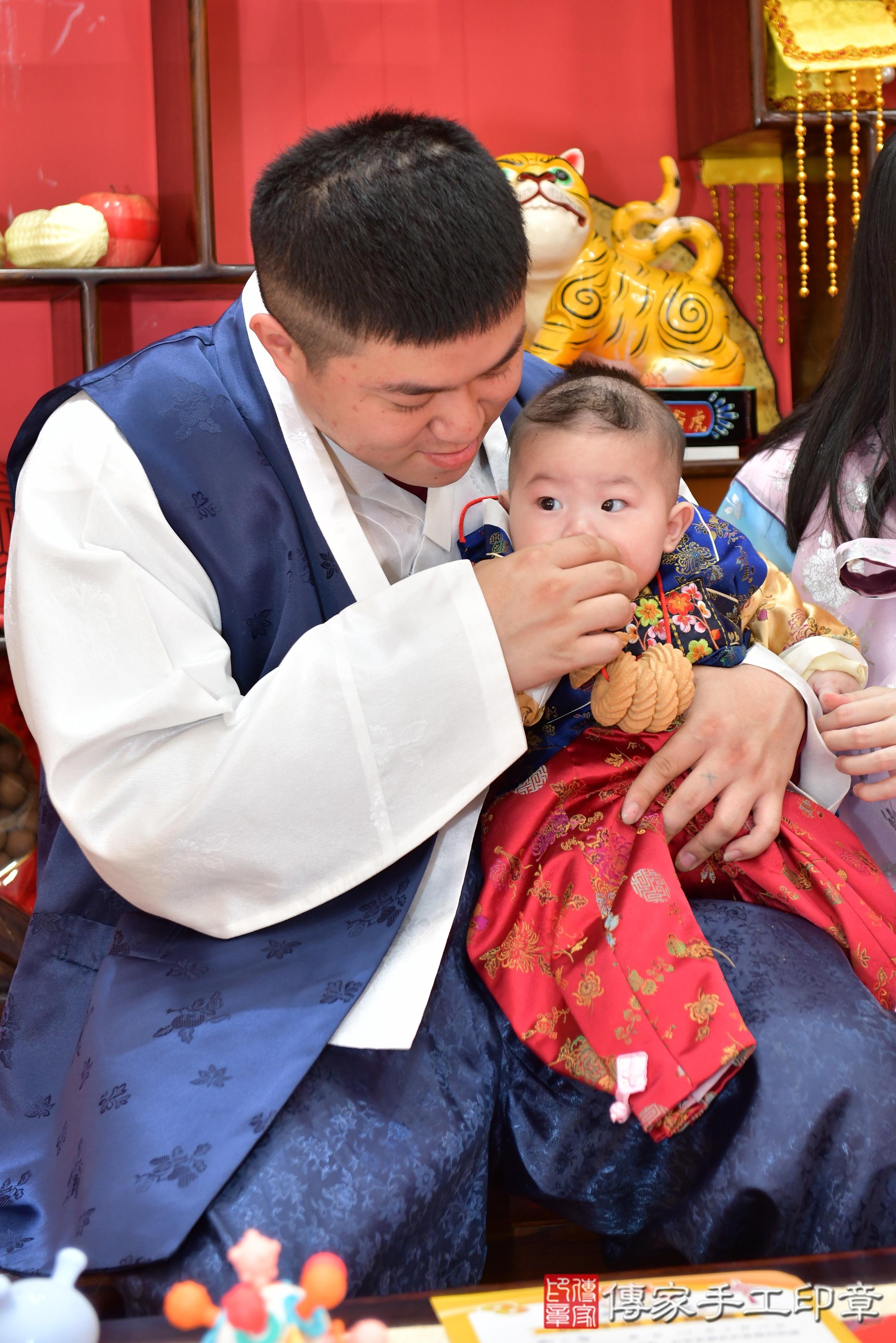 傳家手工印章桃園店、抓周、度脺、美式風會場、傳家嬰兒古禮、吉祥話、抓周道具物品24種、拍照。抓周證書。寶寶抓周、滿周歲、生日快樂、祝福 傳家手工印章桃園店、抓周、度脺、美式風會場、傳家嬰兒古禮、吉祥話、抓周道具物品24種、拍照。抓周證書。寶寶抓周、滿周歲、生日快樂、祝福
