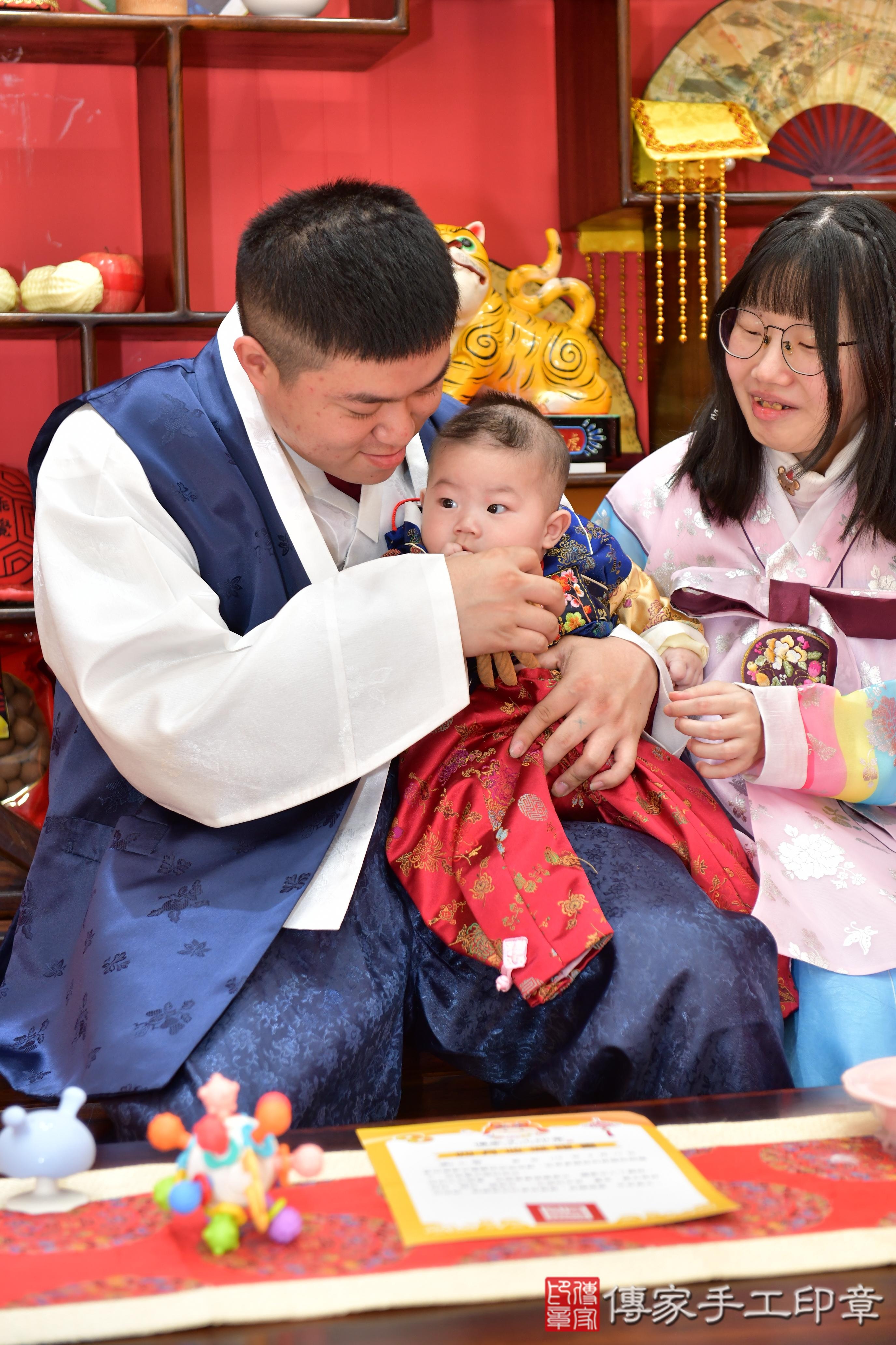 傳家手工印章桃園店、抓周、度脺、美式風會場、傳家嬰兒古禮、吉祥話、抓周道具物品24種、拍照。抓周證書。寶寶抓周、滿周歲、生日快樂、祝福 傳家手工印章桃園店、抓周、度脺、美式風會場、傳家嬰兒古禮、吉祥話、抓周道具物品24種、拍照。抓周證書。寶寶抓周、滿周歲、生日快樂、祝福