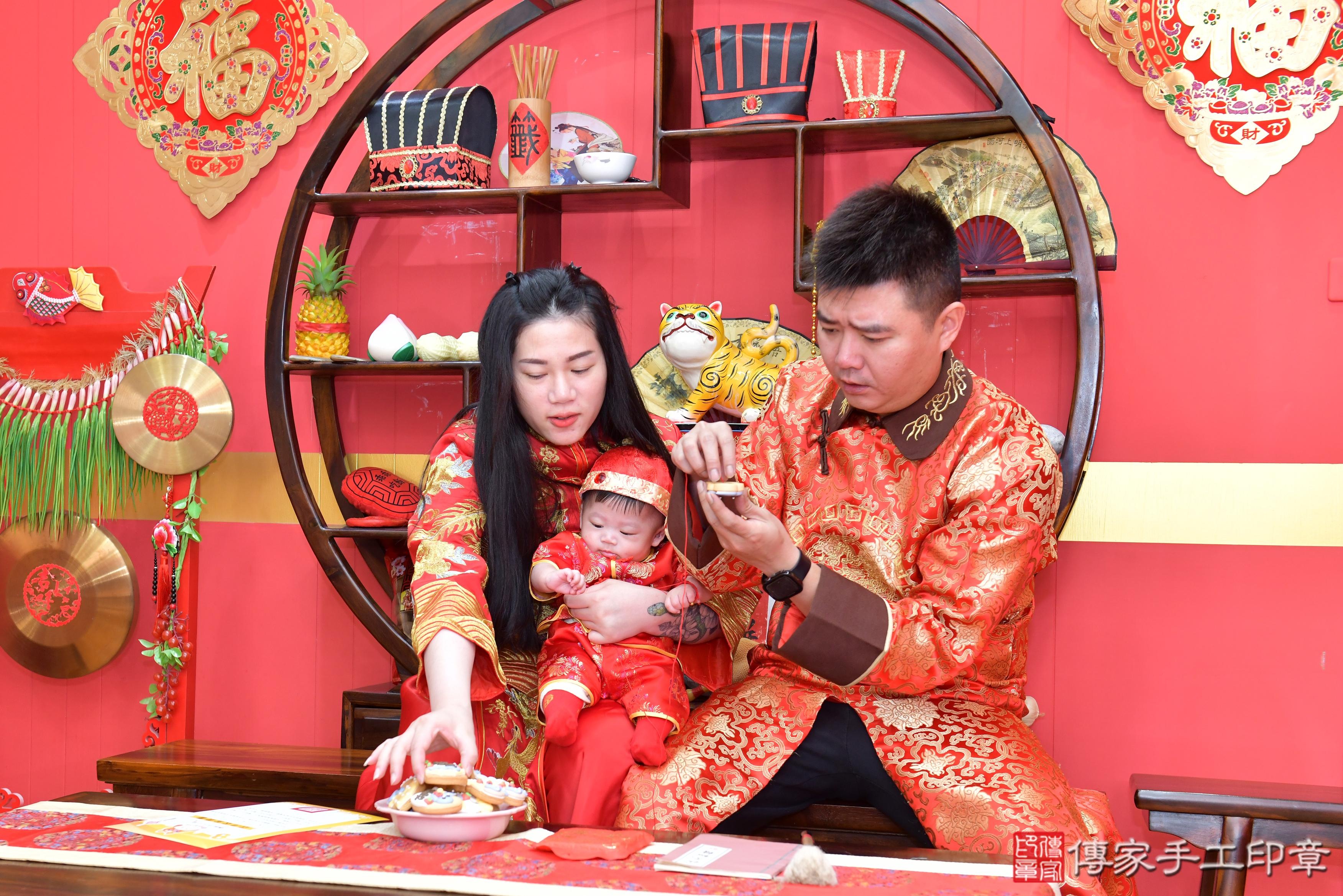 傳家手工印章桃園店、抓周、度脺、美式風會場、傳家嬰兒古禮、吉祥話、抓周道具物品24種、拍照。抓周證書。寶寶抓周、滿周歲、生日快樂、祝福 傳家手工印章桃園店、抓周、度脺、美式風會場、傳家嬰兒古禮、吉祥話、抓周道具物品24種、拍照。抓周證書。寶寶抓周、滿周歲、生日快樂、祝福