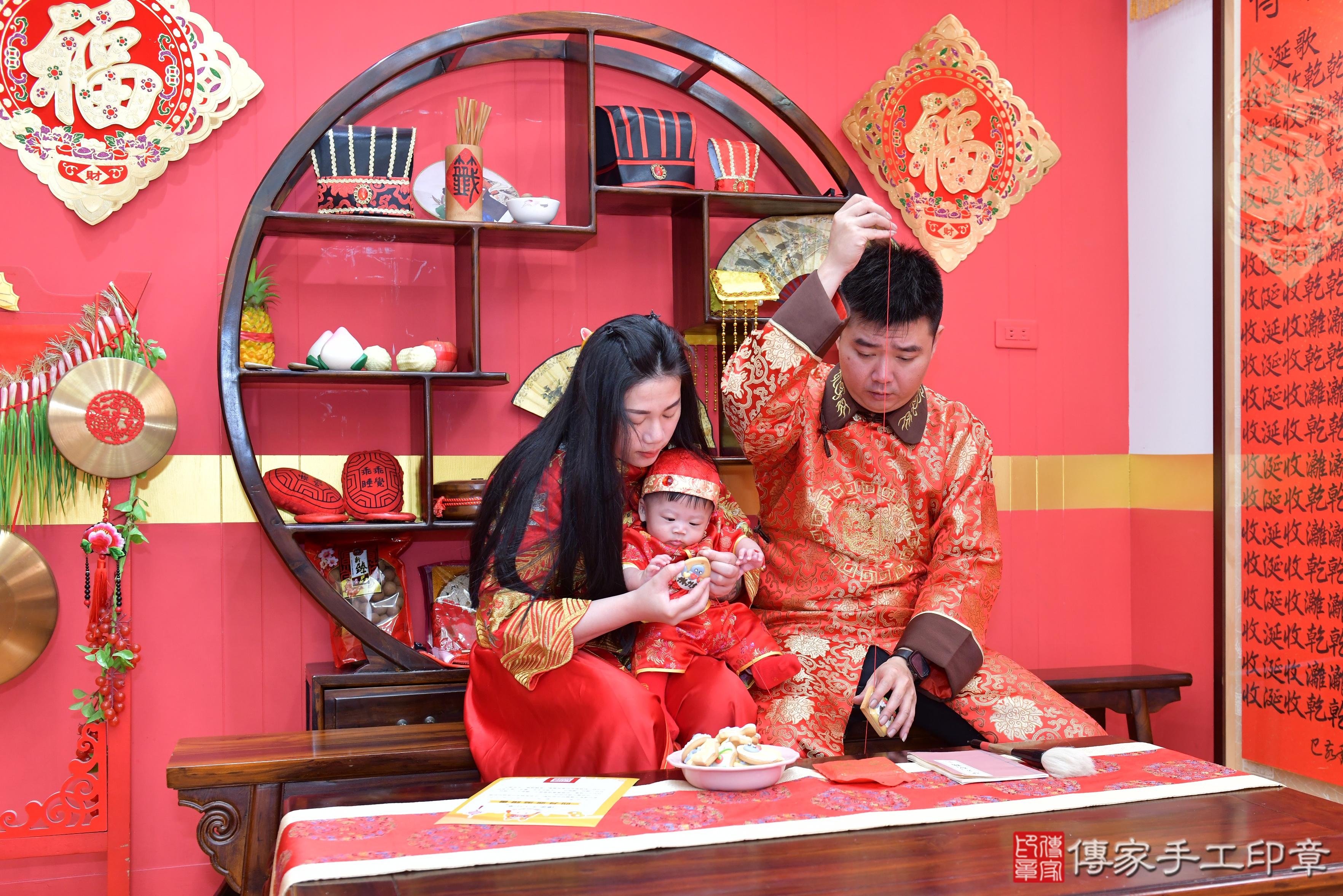 傳家手工印章桃園店、抓周、度脺、美式風會場、傳家嬰兒古禮、吉祥話、抓周道具物品24種、拍照。抓周證書。寶寶抓周、滿周歲、生日快樂、祝福 傳家手工印章桃園店、抓周、度脺、美式風會場、傳家嬰兒古禮、吉祥話、抓周道具物品24種、拍照。抓周證書。寶寶抓周、滿周歲、生日快樂、祝福