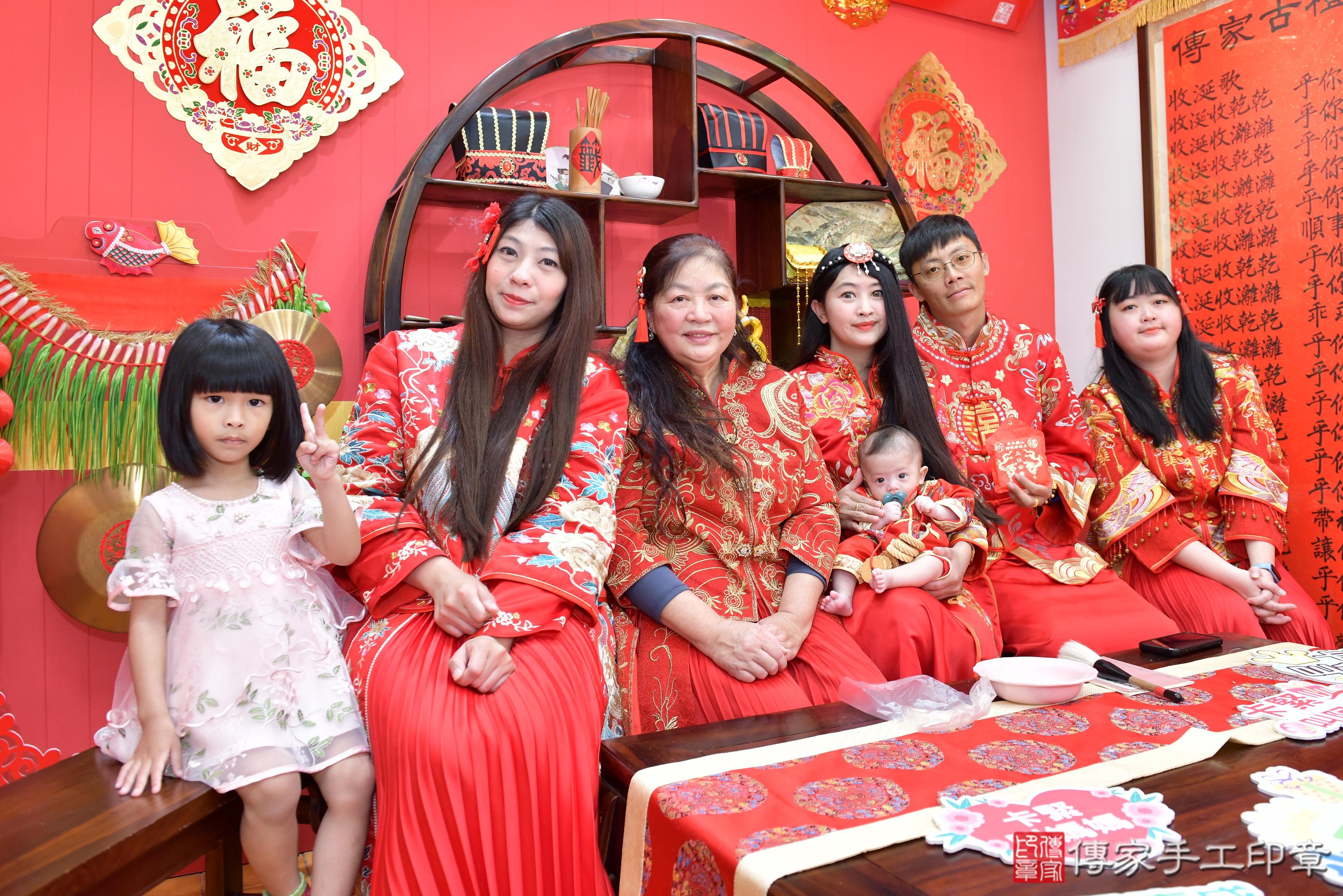 傳家手工印章桃園店、抓周、度脺、美式風會場、傳家嬰兒古禮、吉祥話、抓周道具物品24種、拍照。抓周證書。寶寶抓周、滿周歲、生日快樂、祝福