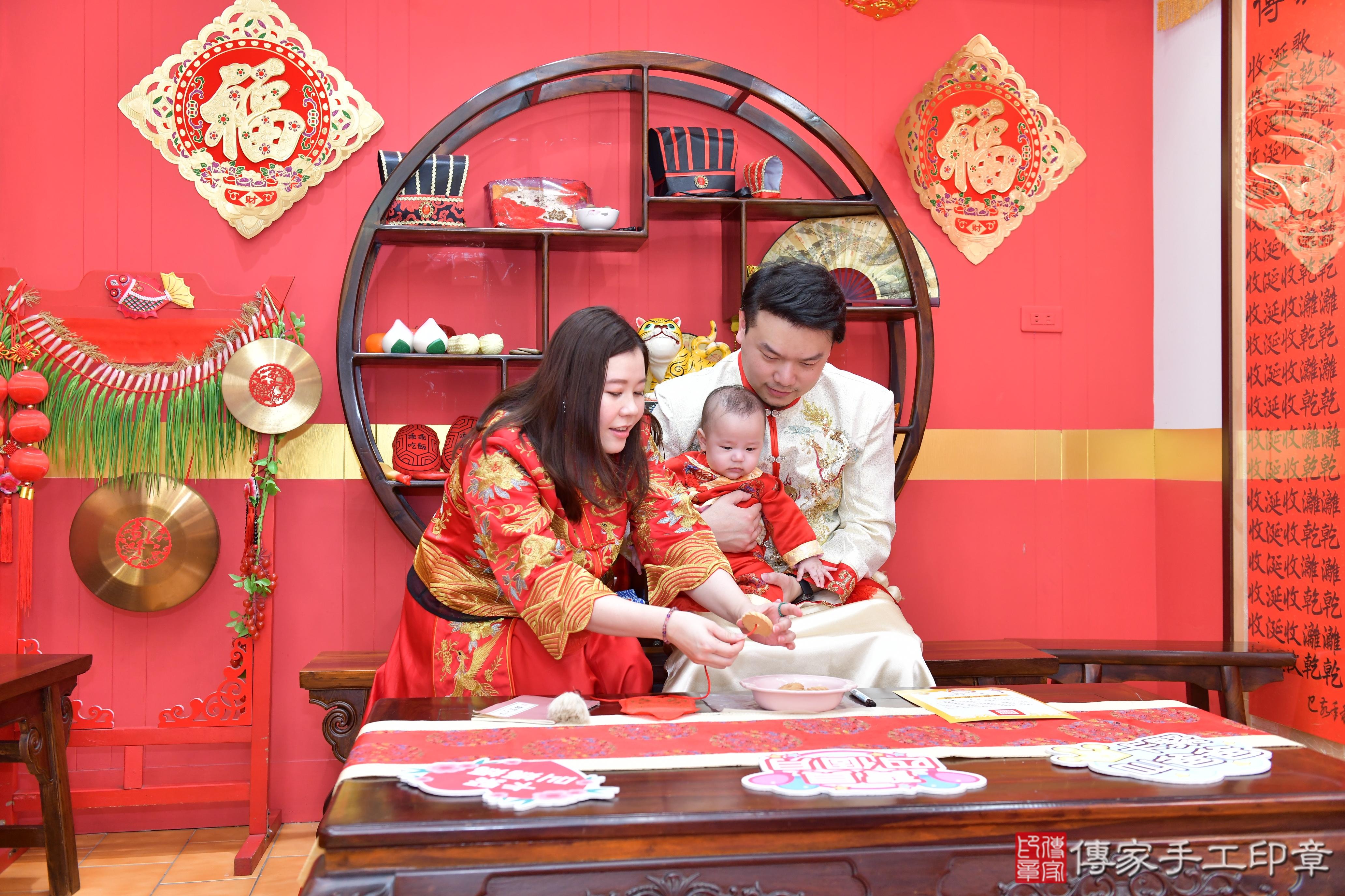 傳家手工印章桃園店、抓周、度脺、美式風會場、傳家嬰兒古禮、吉祥話、抓周道具物品24種、拍照。抓周證書。寶寶抓周、滿周歲、生日快樂、祝福 傳家手工印章桃園店、抓周、度脺、美式風會場、傳家嬰兒古禮、吉祥話、抓周道具物品24種、拍照。抓周證書。寶寶抓周、滿周歲、生日快樂、祝福