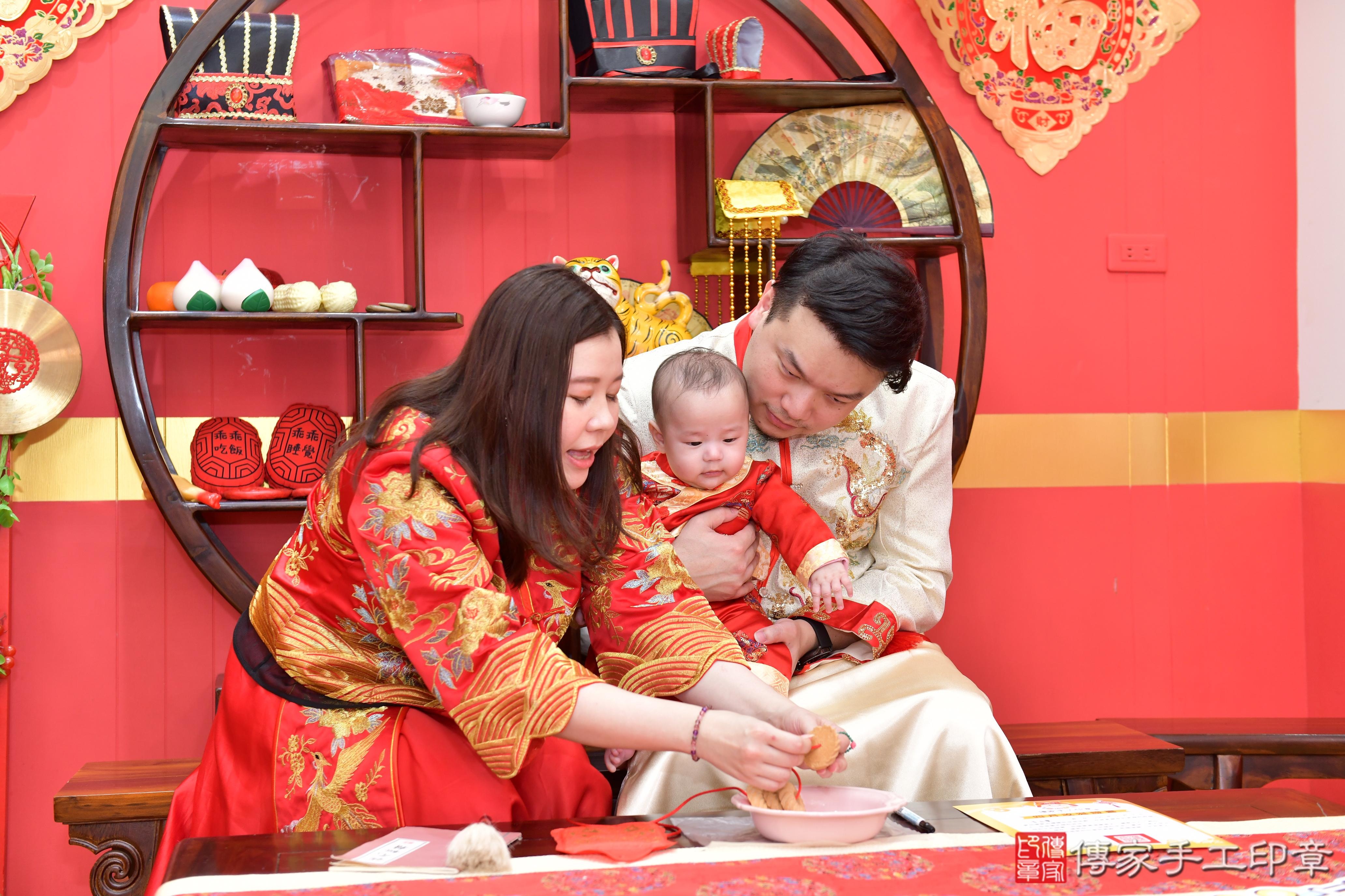 傳家手工印章桃園店、抓周、度脺、美式風會場、傳家嬰兒古禮、吉祥話、抓周道具物品24種、拍照。抓周證書。寶寶抓周、滿周歲、生日快樂、祝福 傳家手工印章桃園店、抓周、度脺、美式風會場、傳家嬰兒古禮、吉祥話、抓周道具物品24種、拍照。抓周證書。寶寶抓周、滿周歲、生日快樂、祝福
