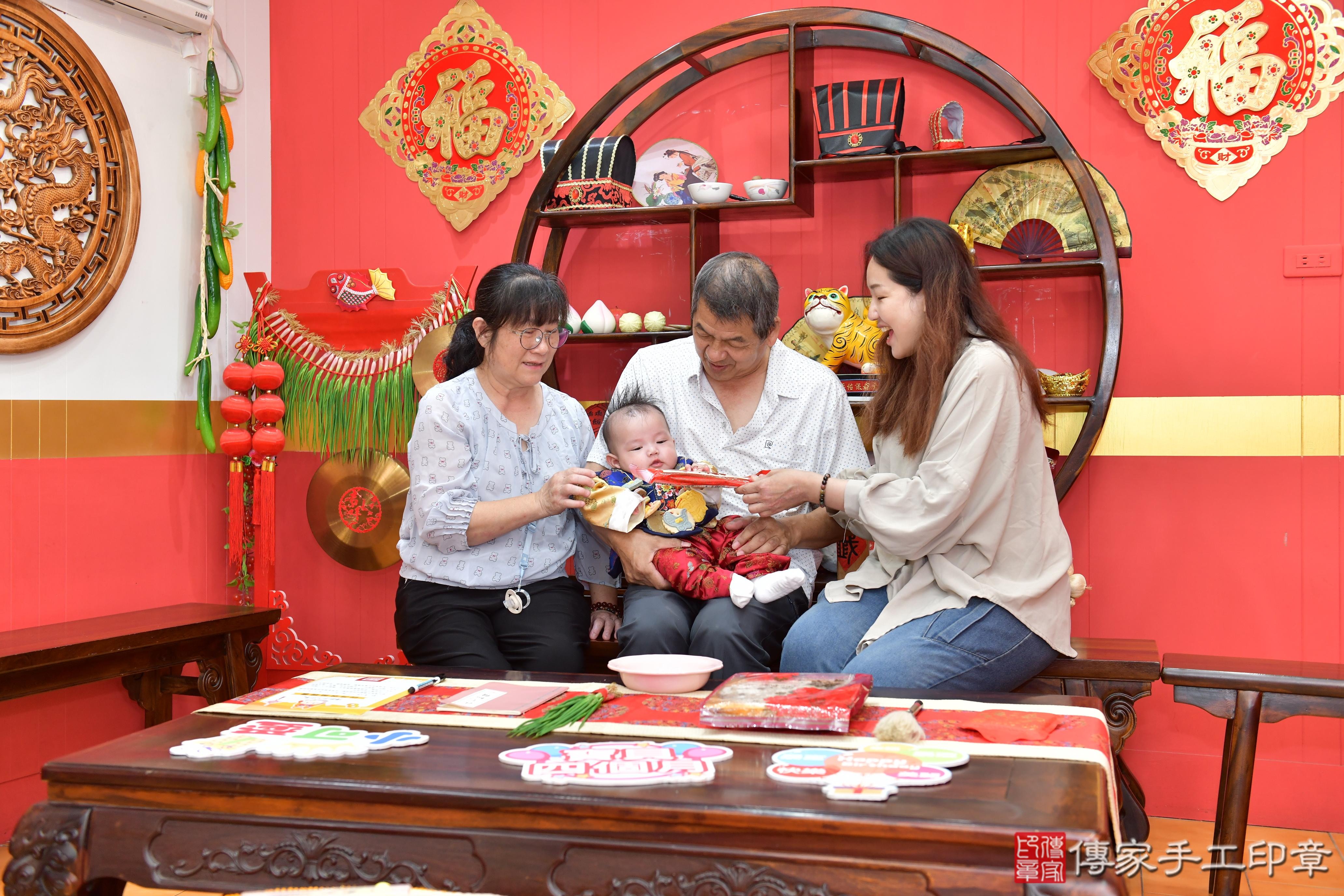 傳家手工印章桃園店、抓周、度脺、美式風會場、傳家嬰兒古禮、吉祥話、抓周道具物品24種、拍照。抓周證書。寶寶抓周、滿周歲、生日快樂、祝福 傳家手工印章桃園店、抓周、度脺、美式風會場、傳家嬰兒古禮、吉祥話、抓周道具物品24種、拍照。抓周證書。寶寶抓周、滿周歲、生日快樂、祝福