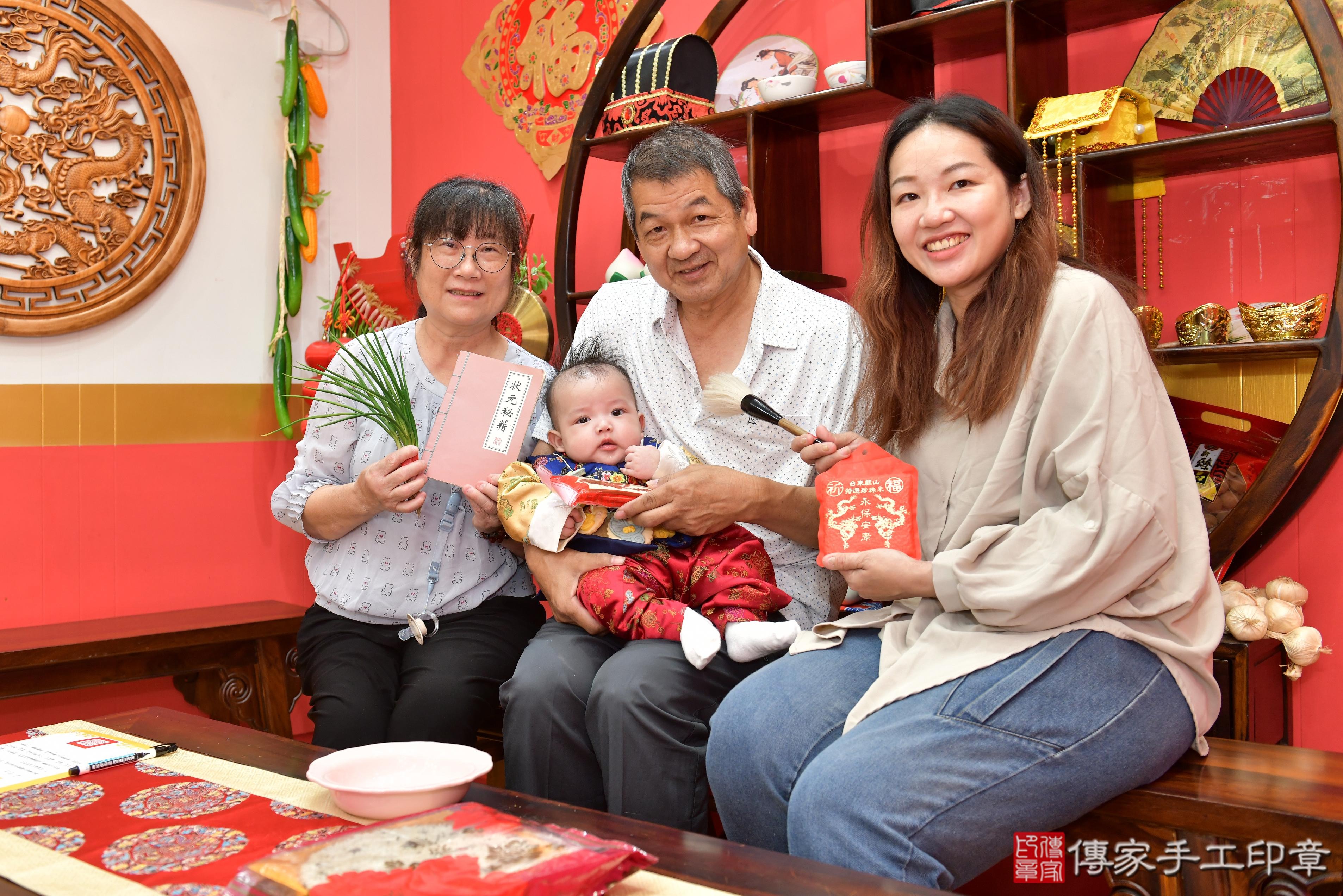 傳家手工印章桃園店、抓周、度脺、美式風會場、傳家嬰兒古禮、吉祥話、抓周道具物品24種、拍照。抓周證書。寶寶抓周、滿周歲、生日快樂、祝福 傳家手工印章桃園店、抓周、度脺、美式風會場、傳家嬰兒古禮、吉祥話、抓周道具物品24種、拍照。抓周證書。寶寶抓周、滿周歲、生日快樂、祝福
