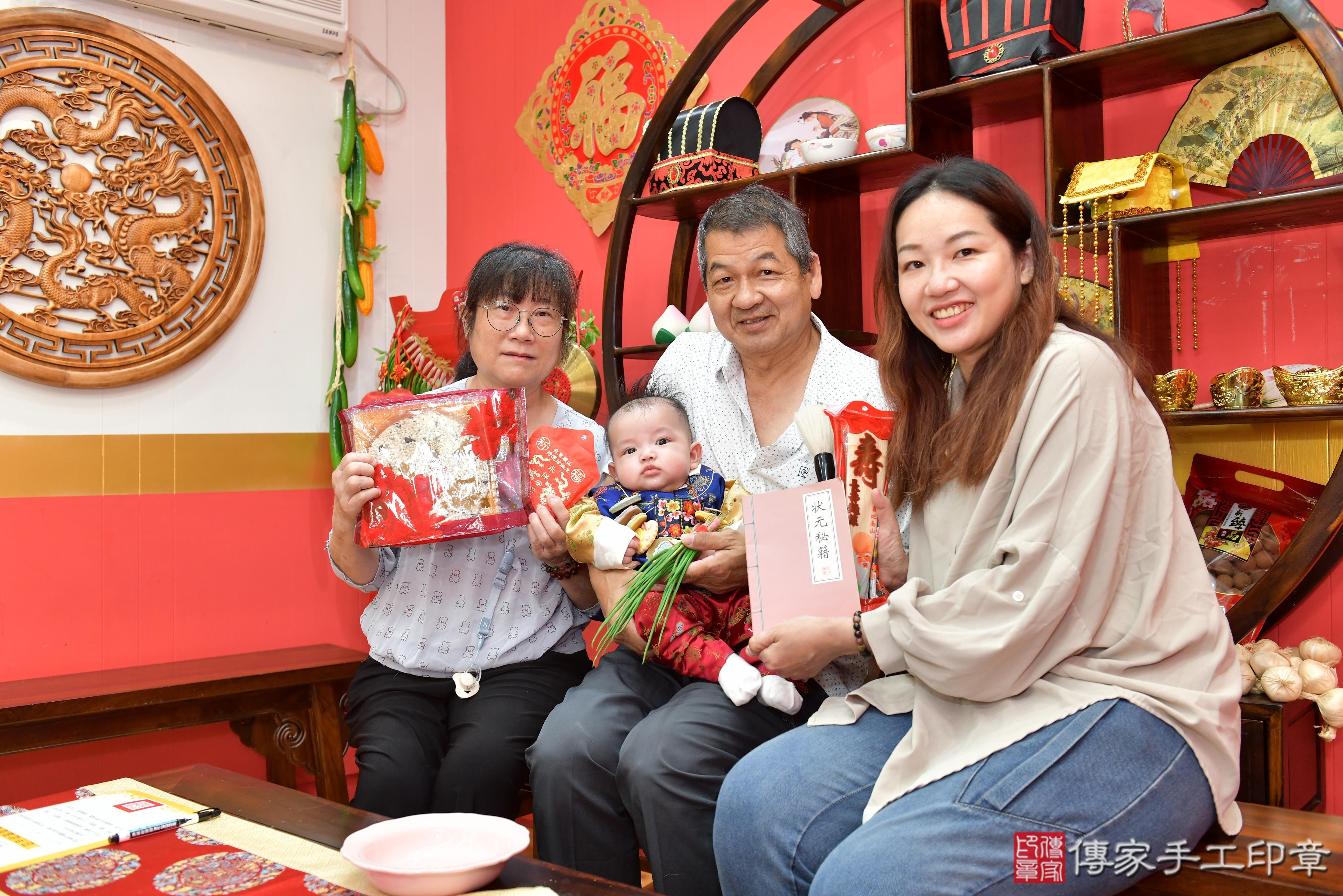 傳家手工印章桃園店、抓周、度脺、美式風會場、傳家嬰兒古禮、吉祥話、抓周道具物品24種、拍照。抓周證書。寶寶抓周、滿周歲、生日快樂、祝福 傳家手工印章桃園店、抓周、度脺、美式風會場、傳家嬰兒古禮、吉祥話、抓周道具物品24種、拍照。抓周證書。寶寶抓周、滿周歲、生日快樂、祝福