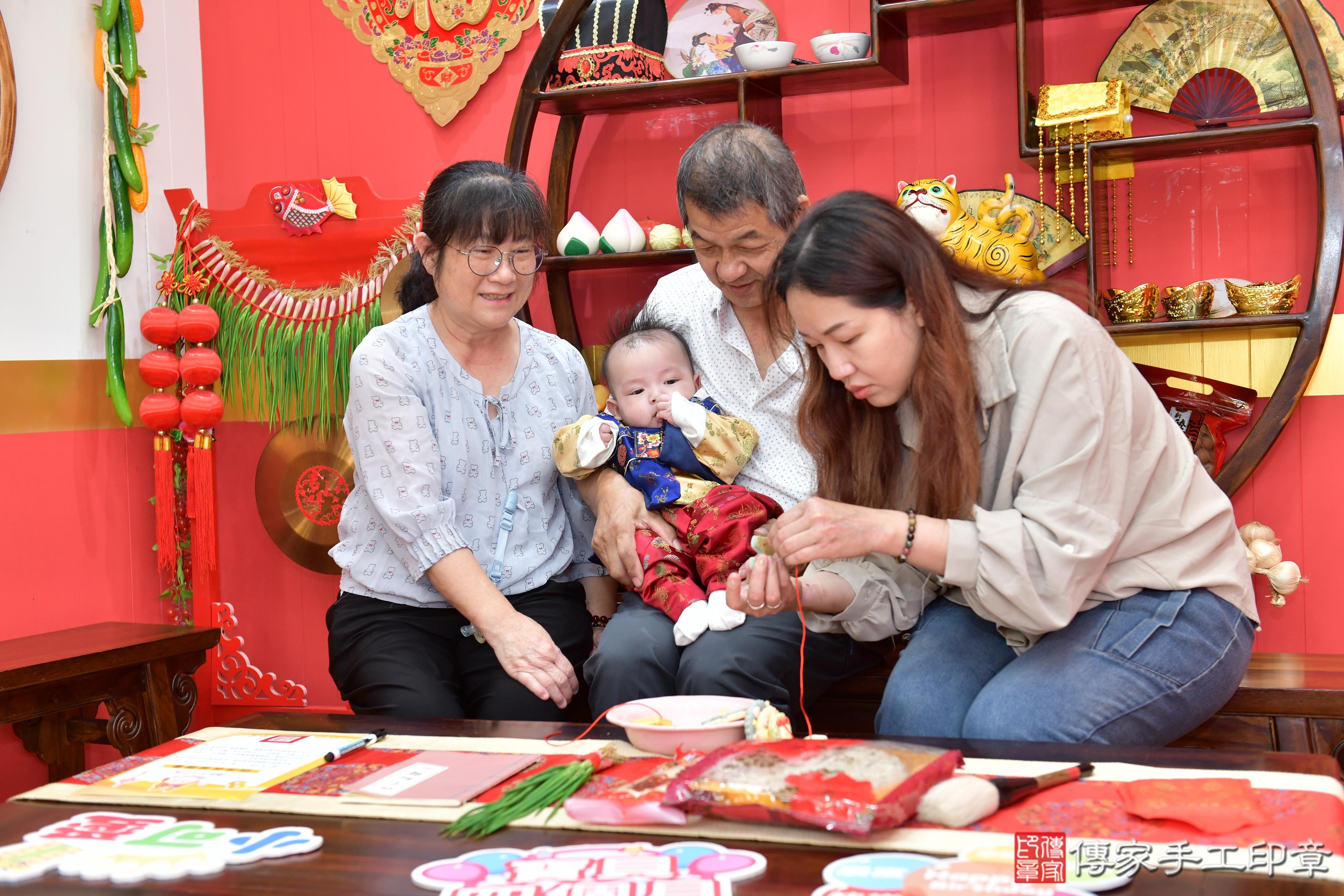傳家手工印章桃園店、抓周、度脺、美式風會場、傳家嬰兒古禮、吉祥話、抓周道具物品24種、拍照。抓周證書。寶寶抓周、滿周歲、生日快樂、祝福 傳家手工印章桃園店、抓周、度脺、美式風會場、傳家嬰兒古禮、吉祥話、抓周道具物品24種、拍照。抓周證書。寶寶抓周、滿周歲、生日快樂、祝福