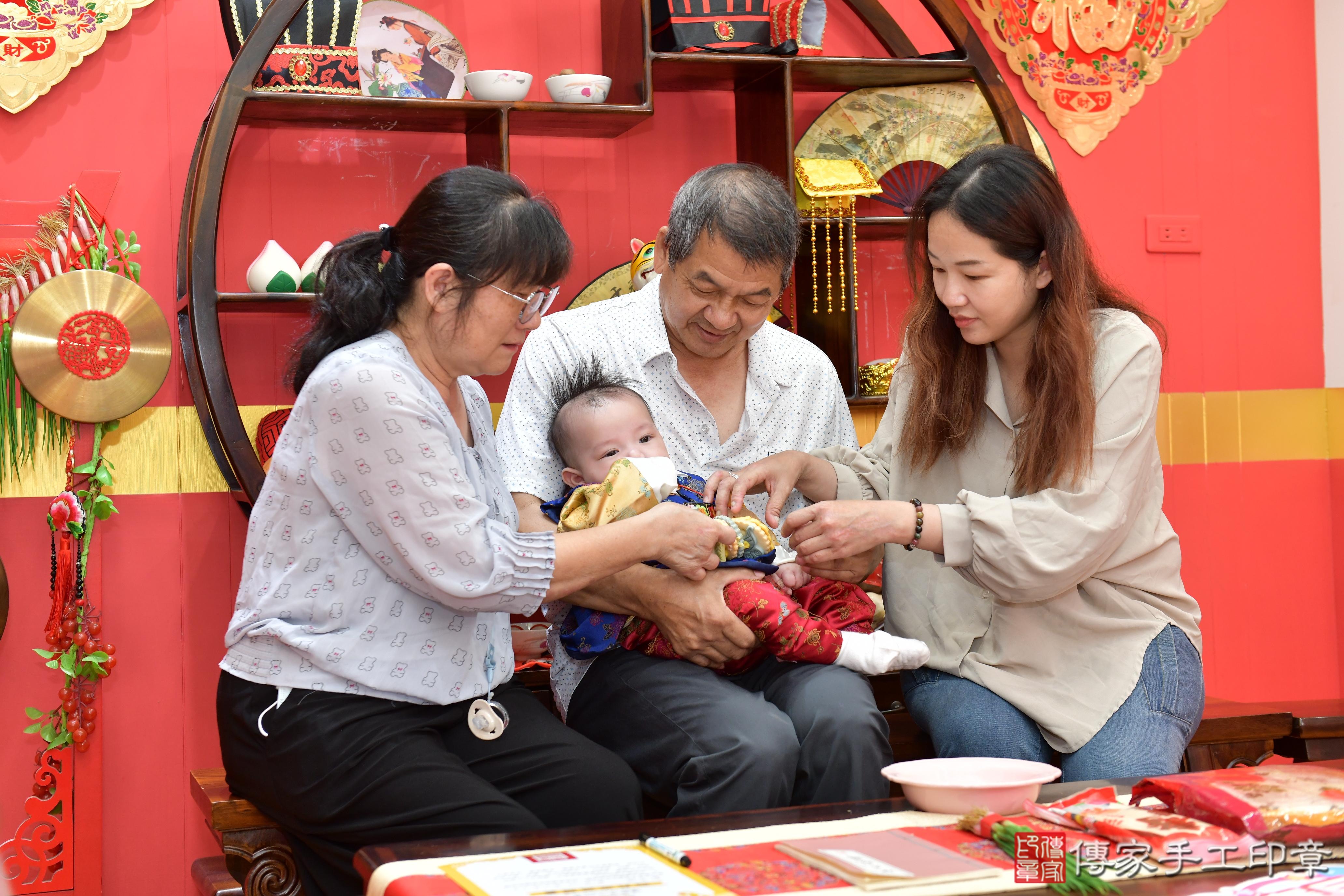傳家手工印章桃園店、抓周、度脺、美式風會場、傳家嬰兒古禮、吉祥話、抓周道具物品24種、拍照。抓周證書。寶寶抓周、滿周歲、生日快樂、祝福 傳家手工印章桃園店、抓周、度脺、美式風會場、傳家嬰兒古禮、吉祥話、抓周道具物品24種、拍照。抓周證書。寶寶抓周、滿周歲、生日快樂、祝福