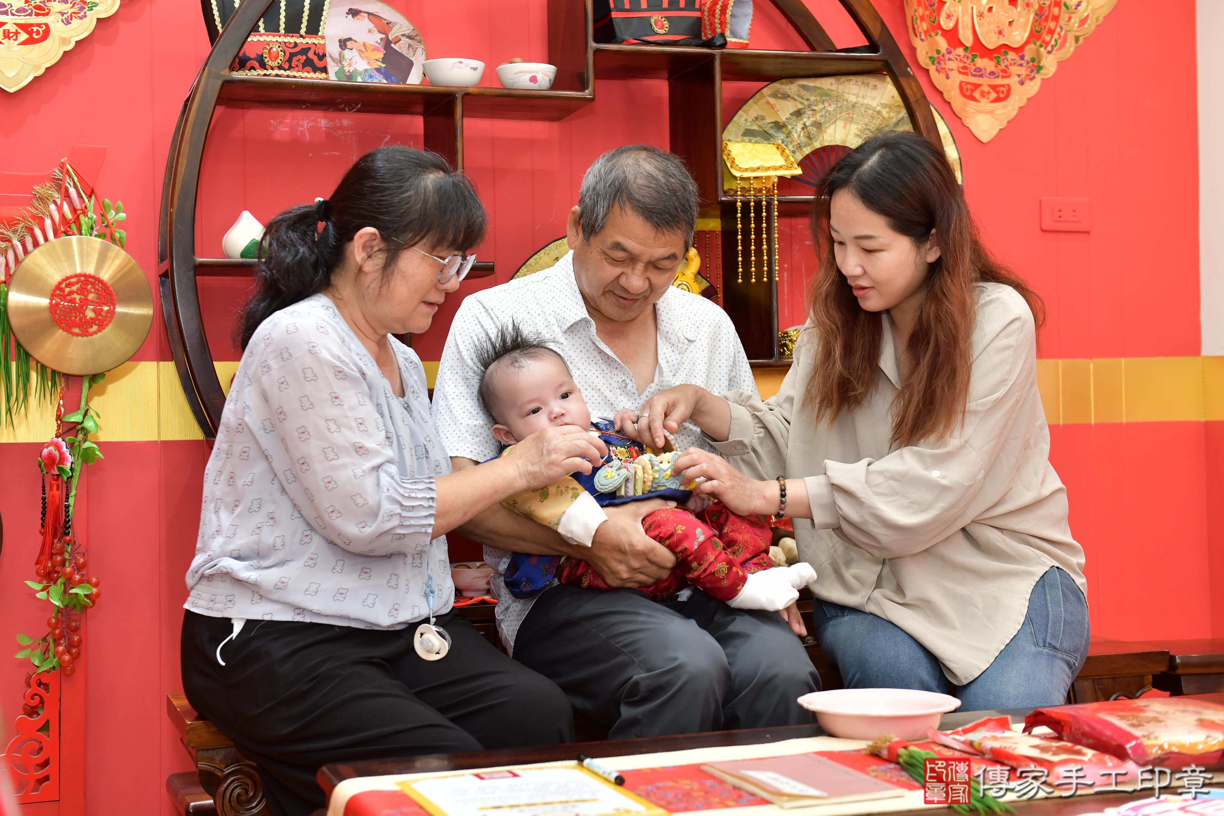 傳家手工印章桃園店、抓周、度脺、美式風會場、傳家嬰兒古禮、吉祥話、抓周道具物品24種、拍照。抓周證書。寶寶抓周、滿周歲、生日快樂、祝福 傳家手工印章桃園店、抓周、度脺、美式風會場、傳家嬰兒古禮、吉祥話、抓周道具物品24種、拍照。抓周證書。寶寶抓周、滿周歲、生日快樂、祝福