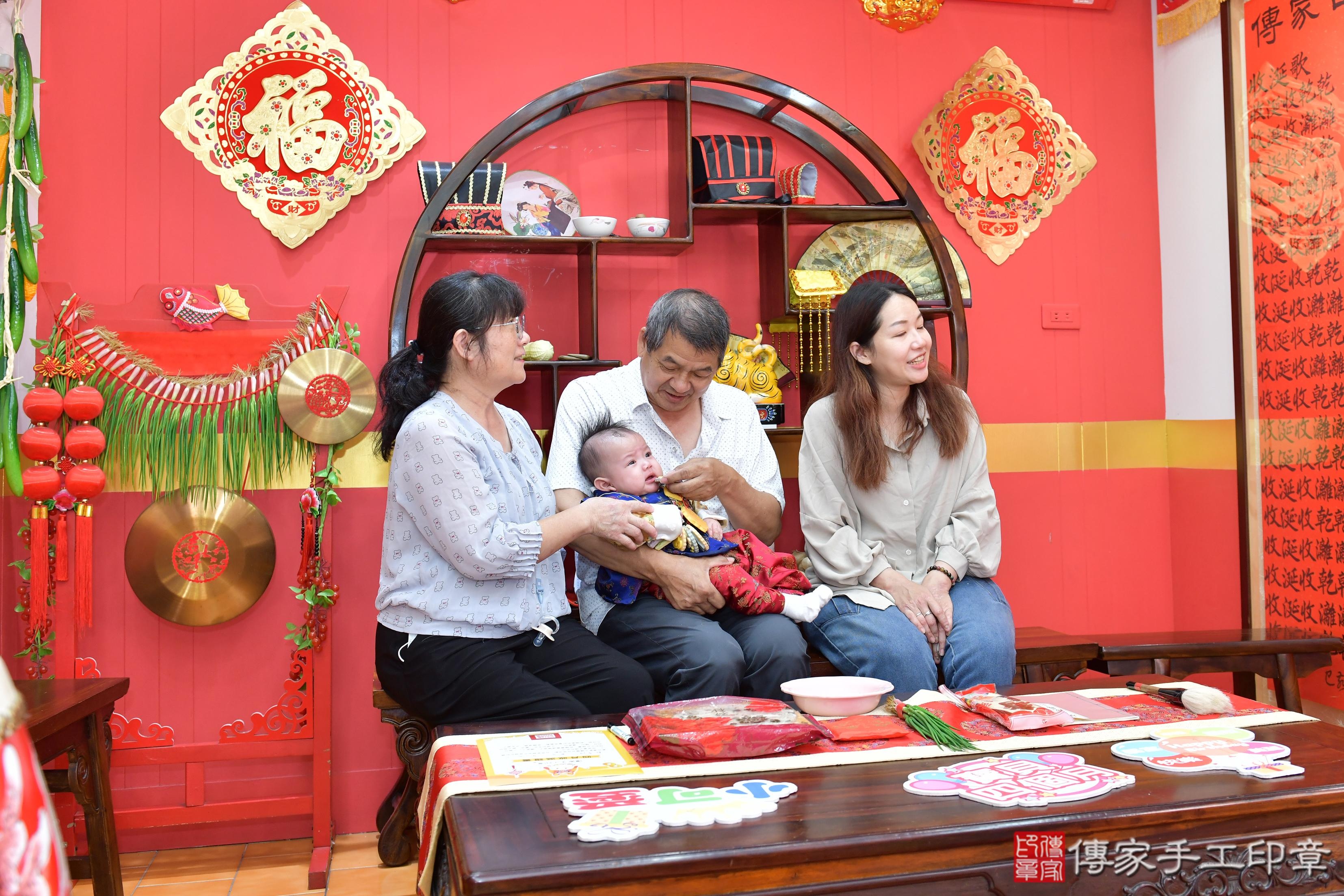 傳家手工印章桃園店、抓周、度脺、美式風會場、傳家嬰兒古禮、吉祥話、抓周道具物品24種、拍照。抓周證書。寶寶抓周、滿周歲、生日快樂、祝福 傳家手工印章桃園店、抓周、度脺、美式風會場、傳家嬰兒古禮、吉祥話、抓周道具物品24種、拍照。抓周證書。寶寶抓周、滿周歲、生日快樂、祝福