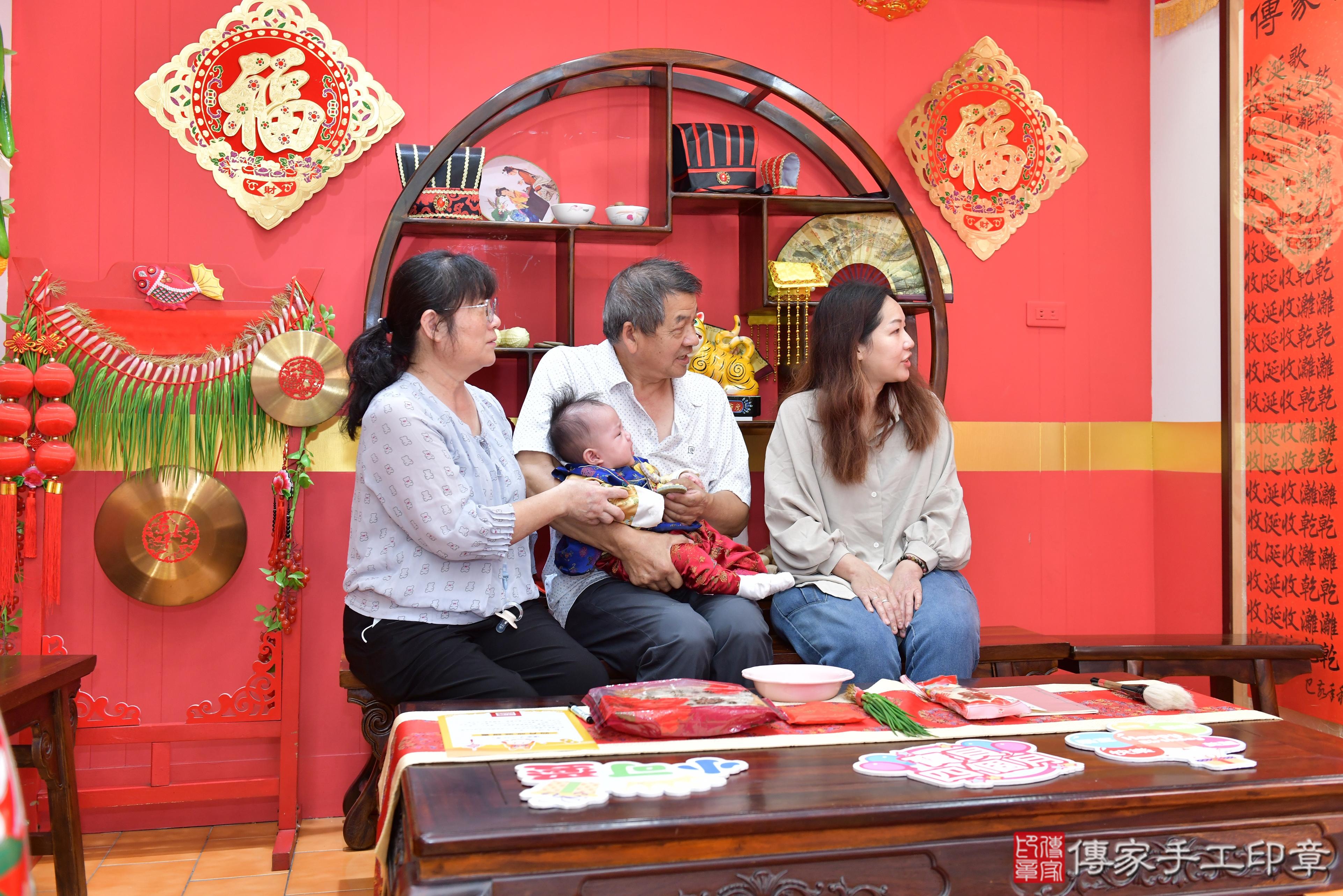 傳家手工印章桃園店、抓周、度脺、美式風會場、傳家嬰兒古禮、吉祥話、抓周道具物品24種、拍照。抓周證書。寶寶抓周、滿周歲、生日快樂、祝福 傳家手工印章桃園店、抓周、度脺、美式風會場、傳家嬰兒古禮、吉祥話、抓周道具物品24種、拍照。抓周證書。寶寶抓周、滿周歲、生日快樂、祝福