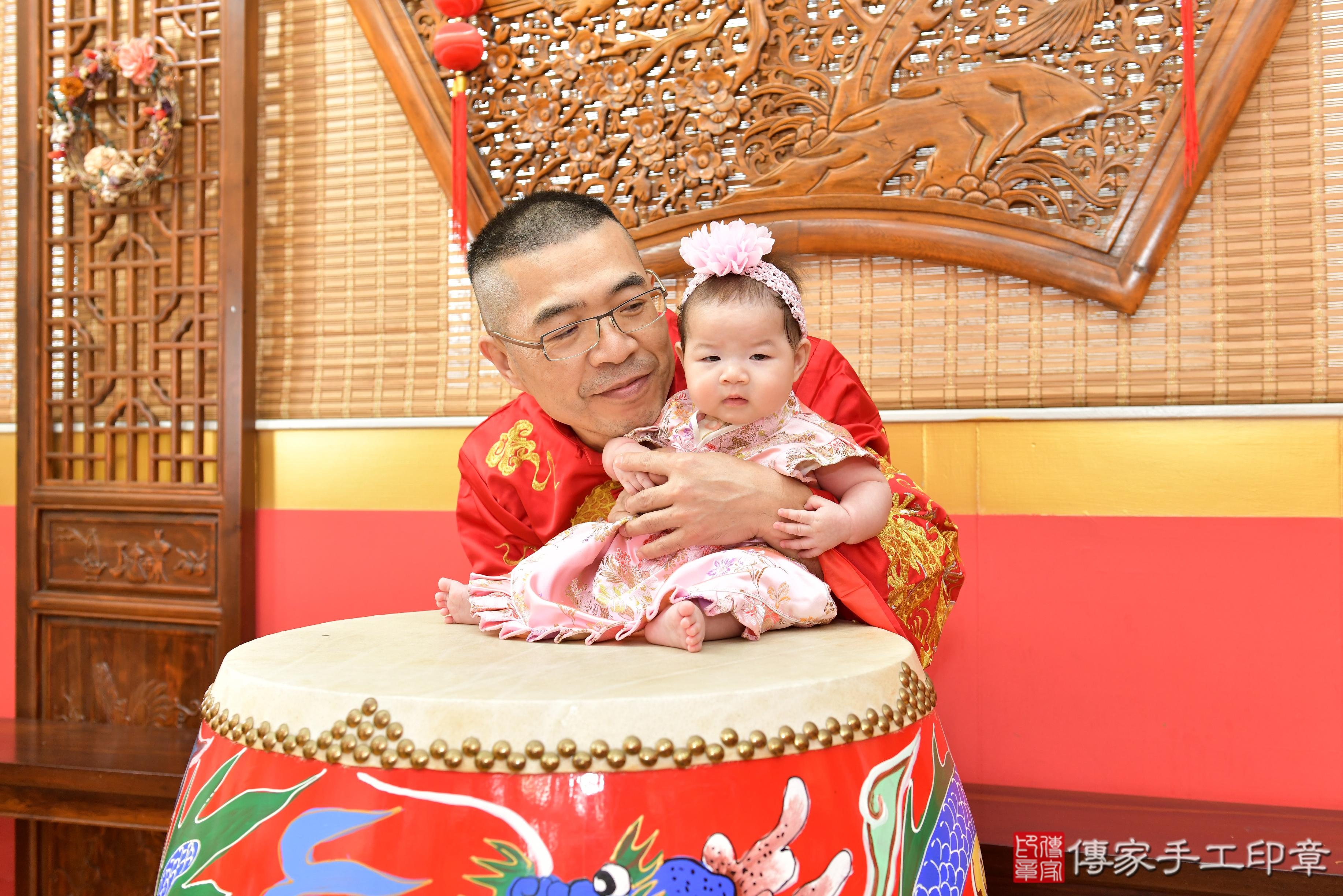 傳家手工印章桃園店、抓周、度脺、美式風會場、傳家嬰兒古禮、吉祥話、抓周道具物品24種、拍照。抓周證書。寶寶抓周、滿周歲、生日快樂、祝福 傳家手工印章桃園店、抓周、度脺、美式風會場、傳家嬰兒古禮、吉祥話、抓周道具物品24種、拍照。抓周證書。寶寶抓周、滿周歲、生日快樂、祝福