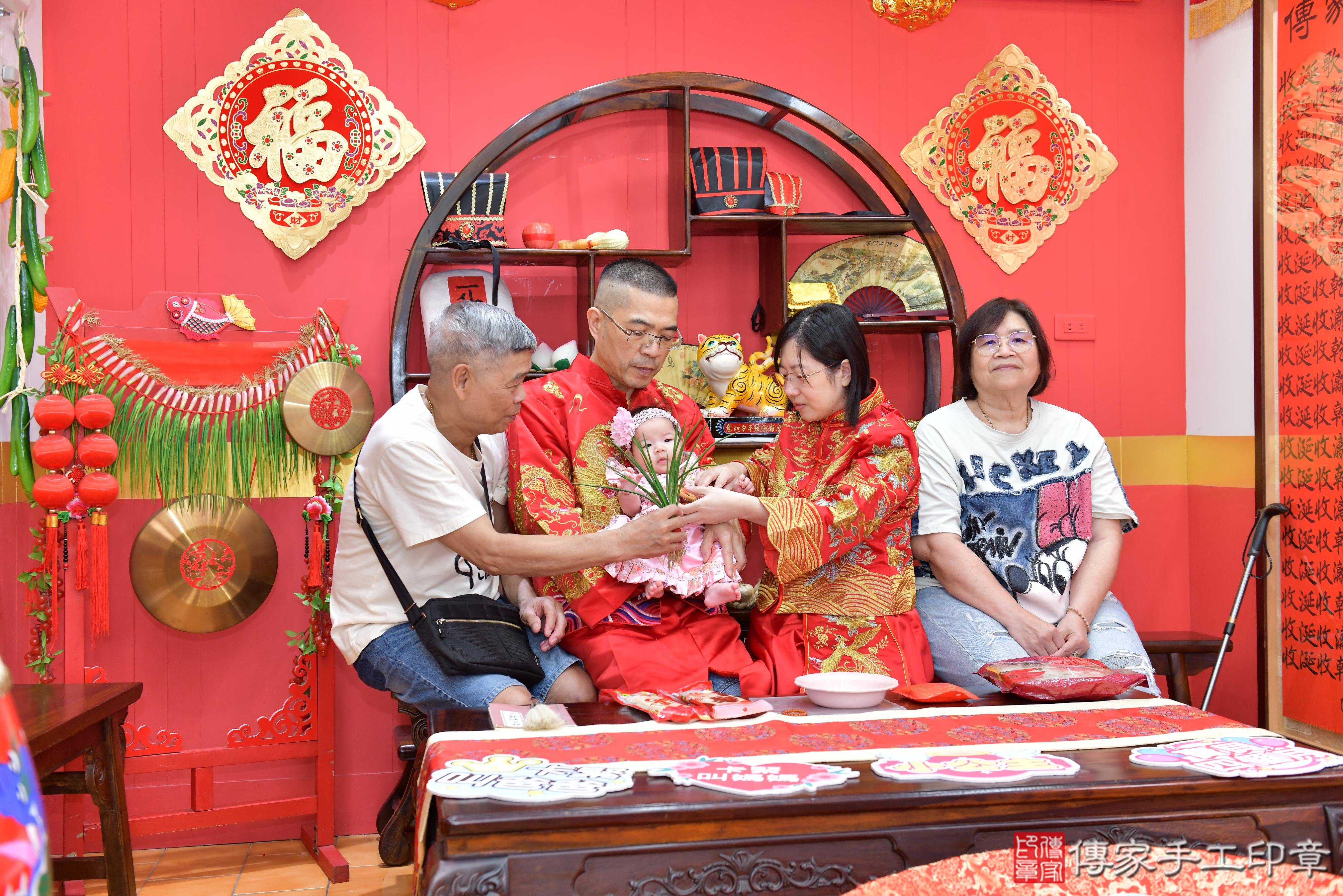 傳家手工印章桃園店、抓周、度脺、美式風會場、傳家嬰兒古禮、吉祥話、抓周道具物品24種、拍照。抓周證書。寶寶抓周、滿周歲、生日快樂、祝福 傳家手工印章桃園店、抓周、度脺、美式風會場、傳家嬰兒古禮、吉祥話、抓周道具物品24種、拍照。抓周證書。寶寶抓周、滿周歲、生日快樂、祝福