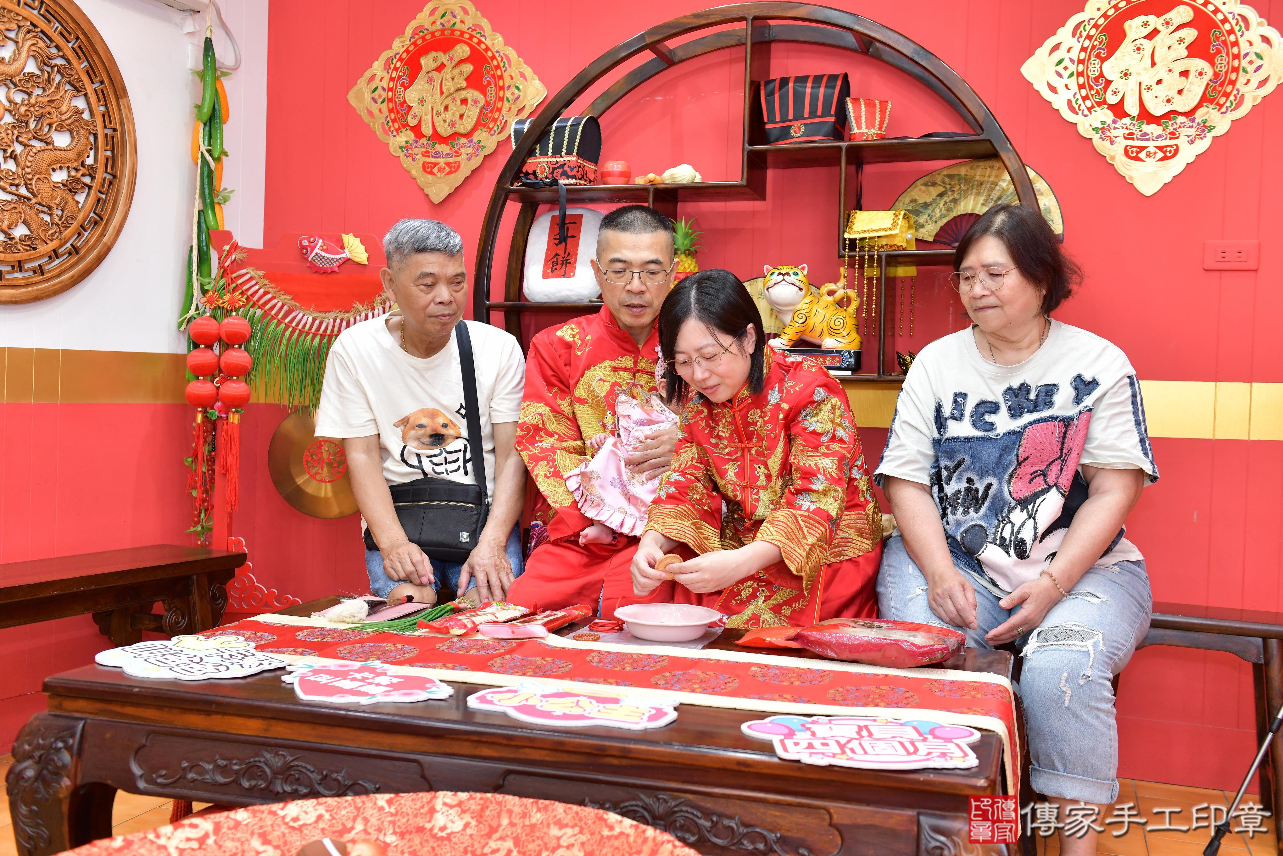傳家手工印章桃園店、抓周、度脺、美式風會場、傳家嬰兒古禮、吉祥話、抓周道具物品24種、拍照。抓周證書。寶寶抓周、滿周歲、生日快樂、祝福 傳家手工印章桃園店、抓周、度脺、美式風會場、傳家嬰兒古禮、吉祥話、抓周道具物品24種、拍照。抓周證書。寶寶抓周、滿周歲、生日快樂、祝福