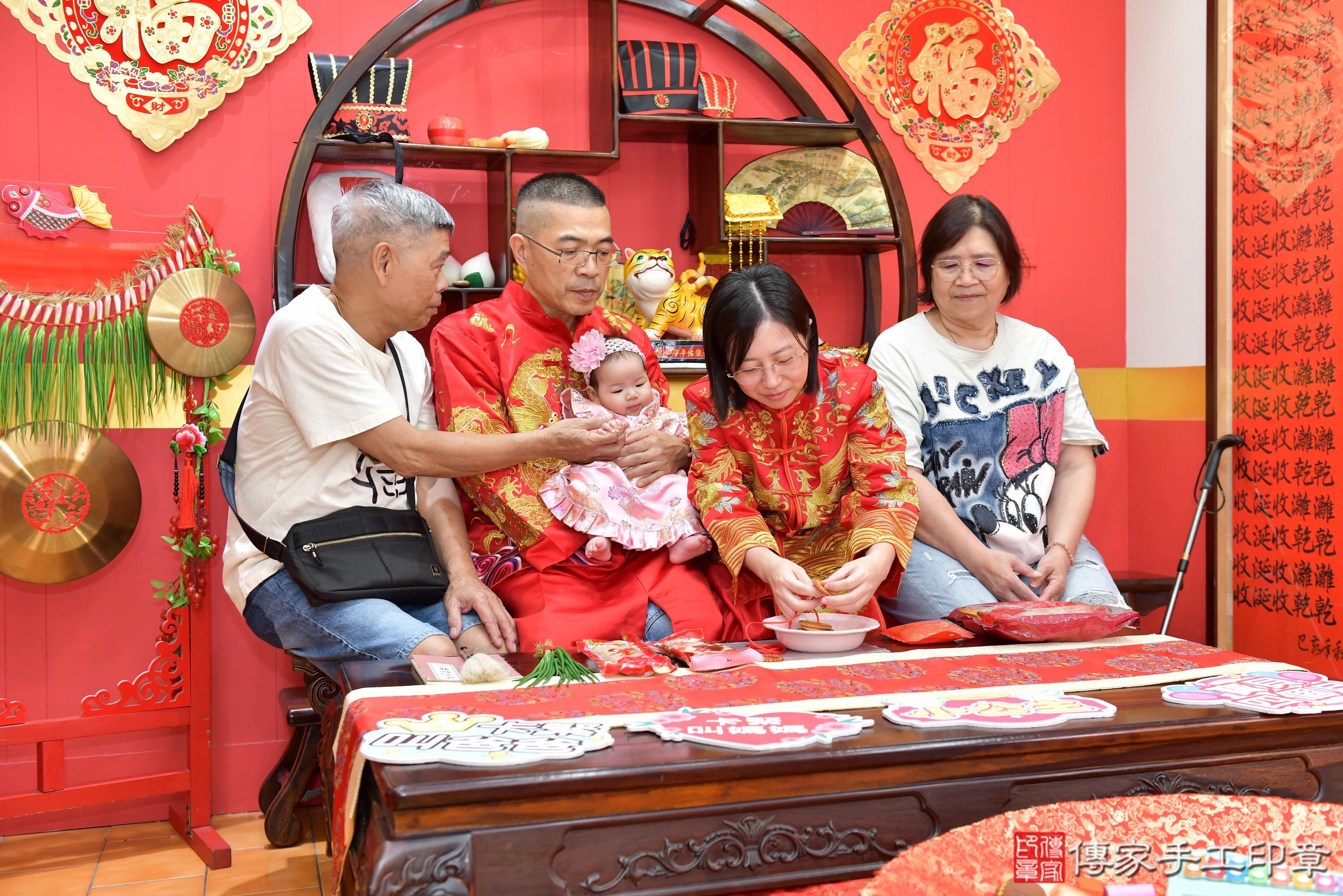 傳家手工印章桃園店、抓周、度脺、美式風會場、傳家嬰兒古禮、吉祥話、抓周道具物品24種、拍照。抓周證書。寶寶抓周、滿周歲、生日快樂、祝福 傳家手工印章桃園店、抓周、度脺、美式風會場、傳家嬰兒古禮、吉祥話、抓周道具物品24種、拍照。抓周證書。寶寶抓周、滿周歲、生日快樂、祝福
