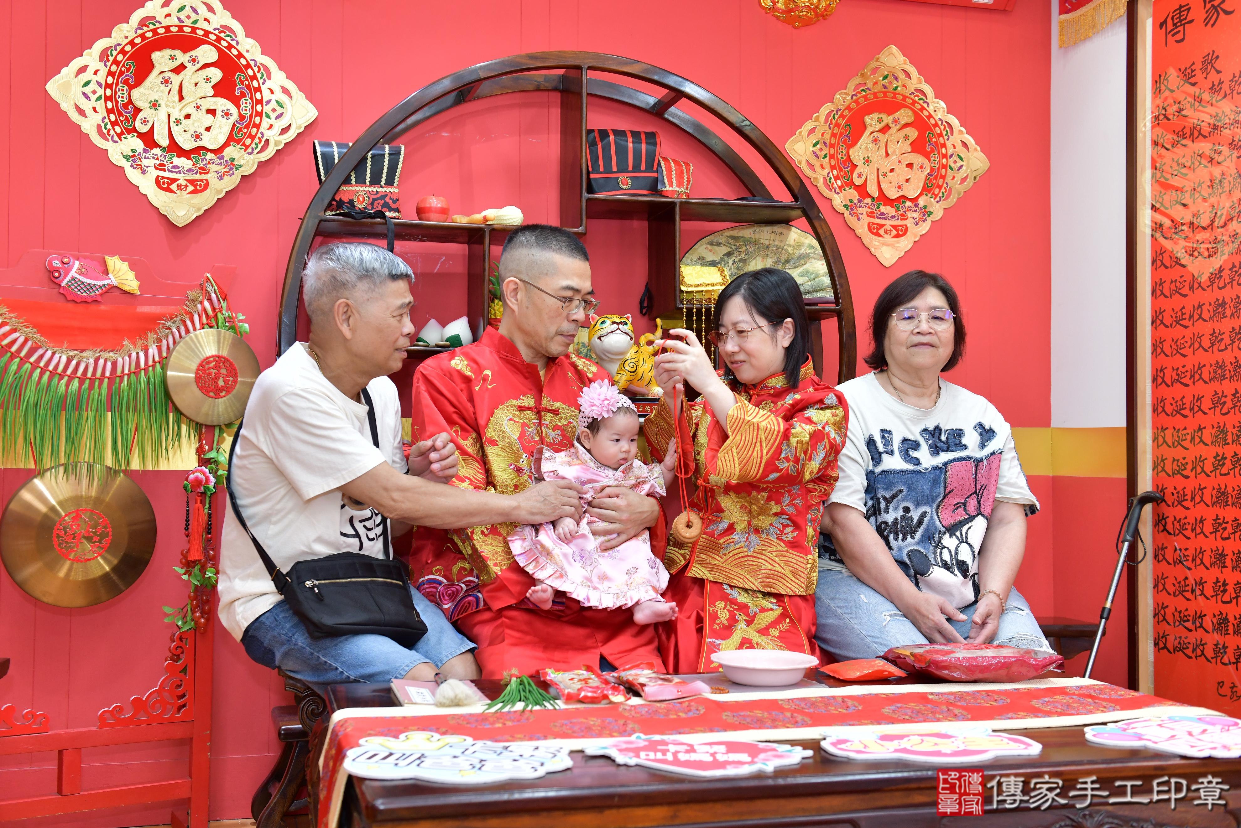 傳家手工印章桃園店、抓周、度脺、美式風會場、傳家嬰兒古禮、吉祥話、抓周道具物品24種、拍照。抓周證書。寶寶抓周、滿周歲、生日快樂、祝福 傳家手工印章桃園店、抓周、度脺、美式風會場、傳家嬰兒古禮、吉祥話、抓周道具物品24種、拍照。抓周證書。寶寶抓周、滿周歲、生日快樂、祝福