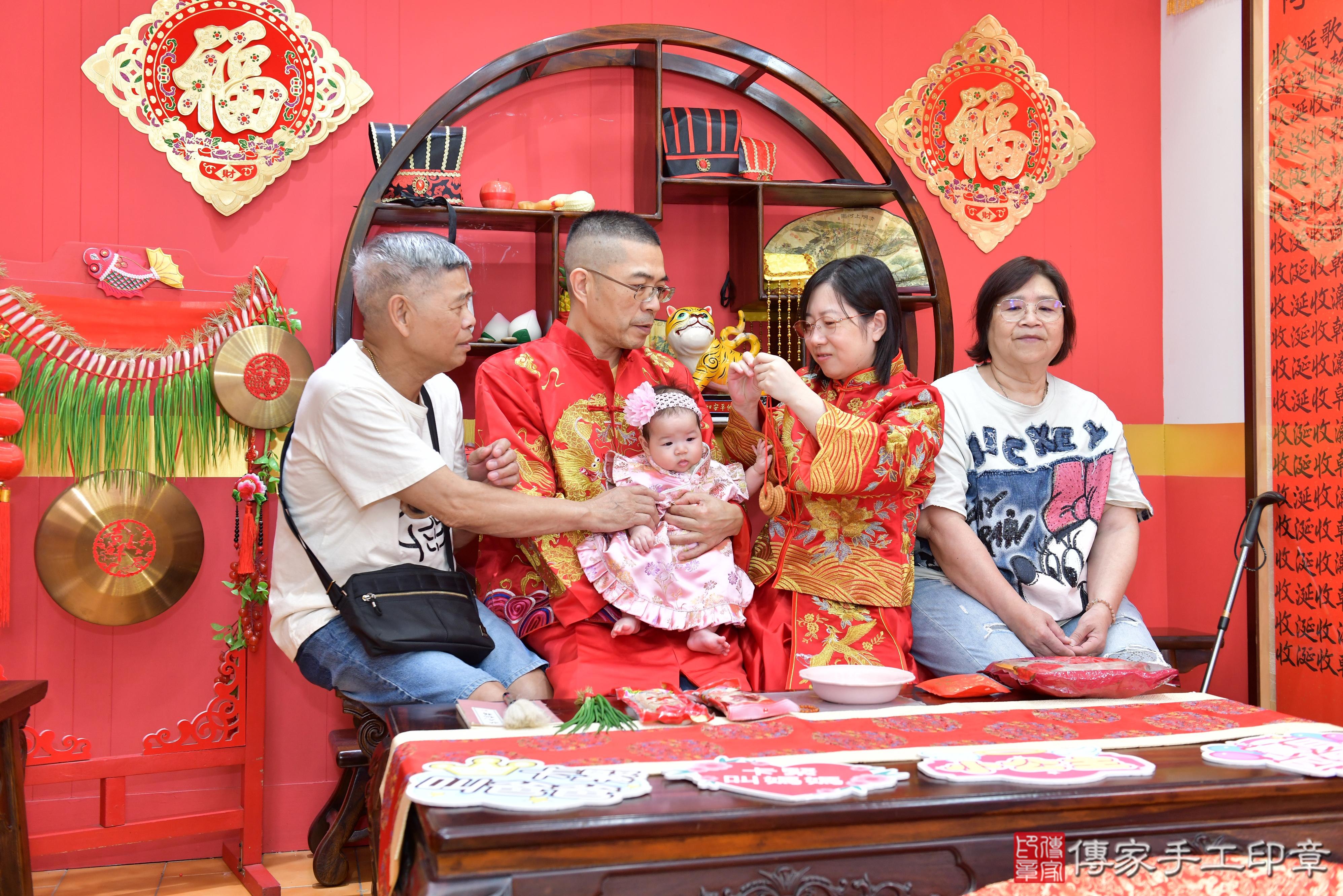 傳家手工印章桃園店、抓周、度脺、美式風會場、傳家嬰兒古禮、吉祥話、抓周道具物品24種、拍照。抓周證書。寶寶抓周、滿周歲、生日快樂、祝福 傳家手工印章桃園店、抓周、度脺、美式風會場、傳家嬰兒古禮、吉祥話、抓周道具物品24種、拍照。抓周證書。寶寶抓周、滿周歲、生日快樂、祝福