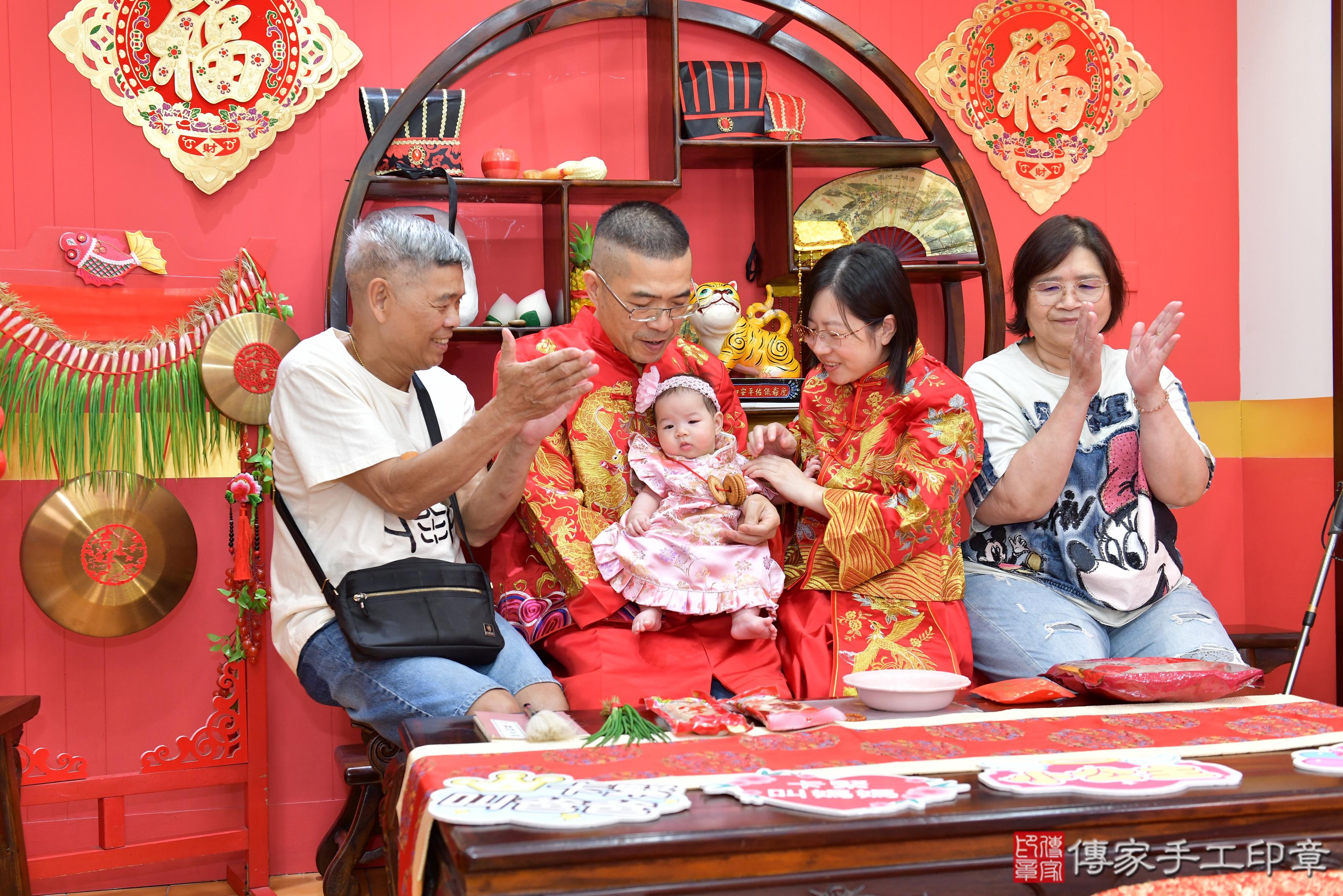 傳家手工印章桃園店、抓周、度脺、美式風會場、傳家嬰兒古禮、吉祥話、抓周道具物品24種、拍照。抓周證書。寶寶抓周、滿周歲、生日快樂、祝福 傳家手工印章桃園店、抓周、度脺、美式風會場、傳家嬰兒古禮、吉祥話、抓周道具物品24種、拍照。抓周證書。寶寶抓周、滿周歲、生日快樂、祝福