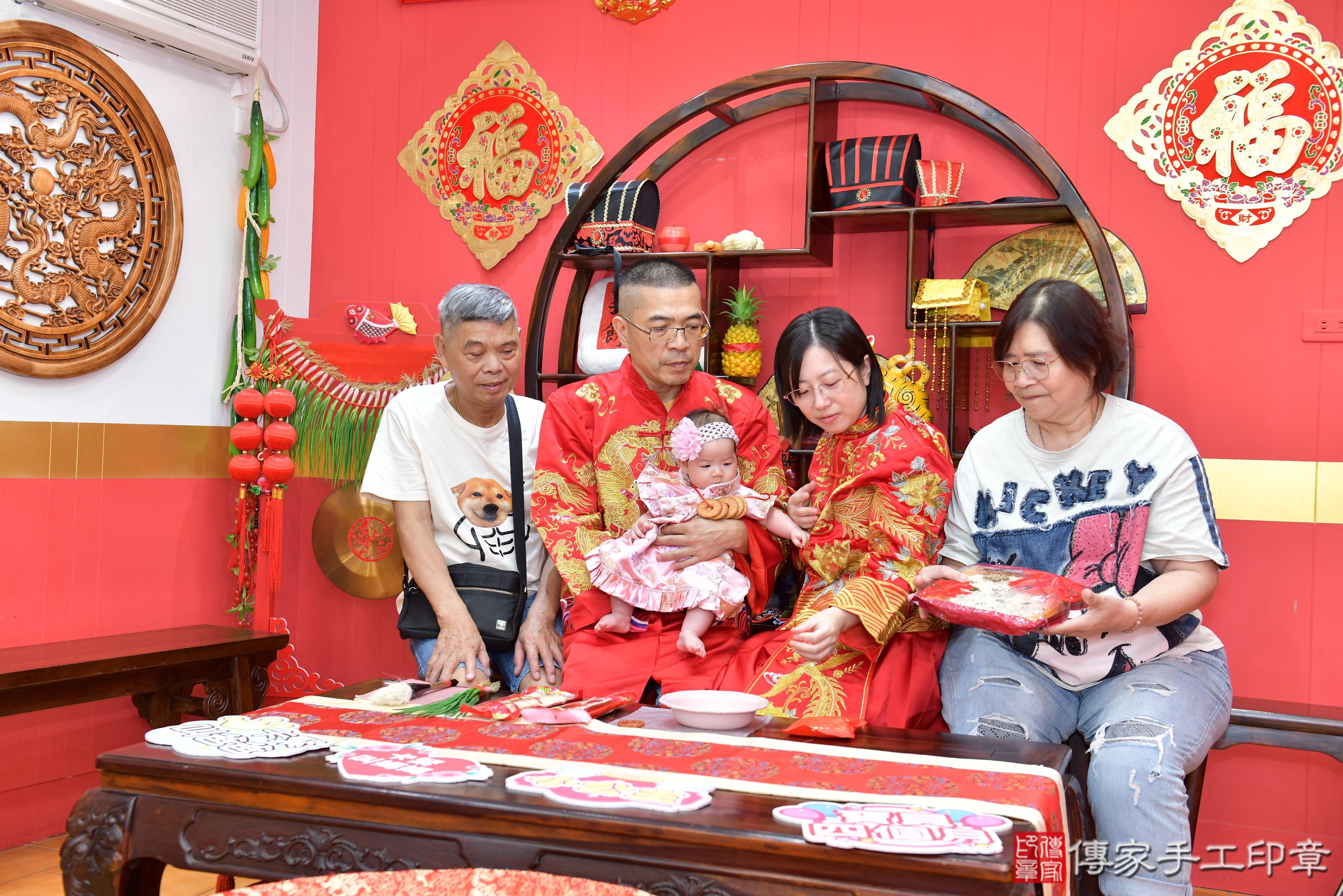 傳家手工印章桃園店、抓周、度脺、美式風會場、傳家嬰兒古禮、吉祥話、抓周道具物品24種、拍照。抓周證書。寶寶抓周、滿周歲、生日快樂、祝福 傳家手工印章桃園店、抓周、度脺、美式風會場、傳家嬰兒古禮、吉祥話、抓周道具物品24種、拍照。抓周證書。寶寶抓周、滿周歲、生日快樂、祝福