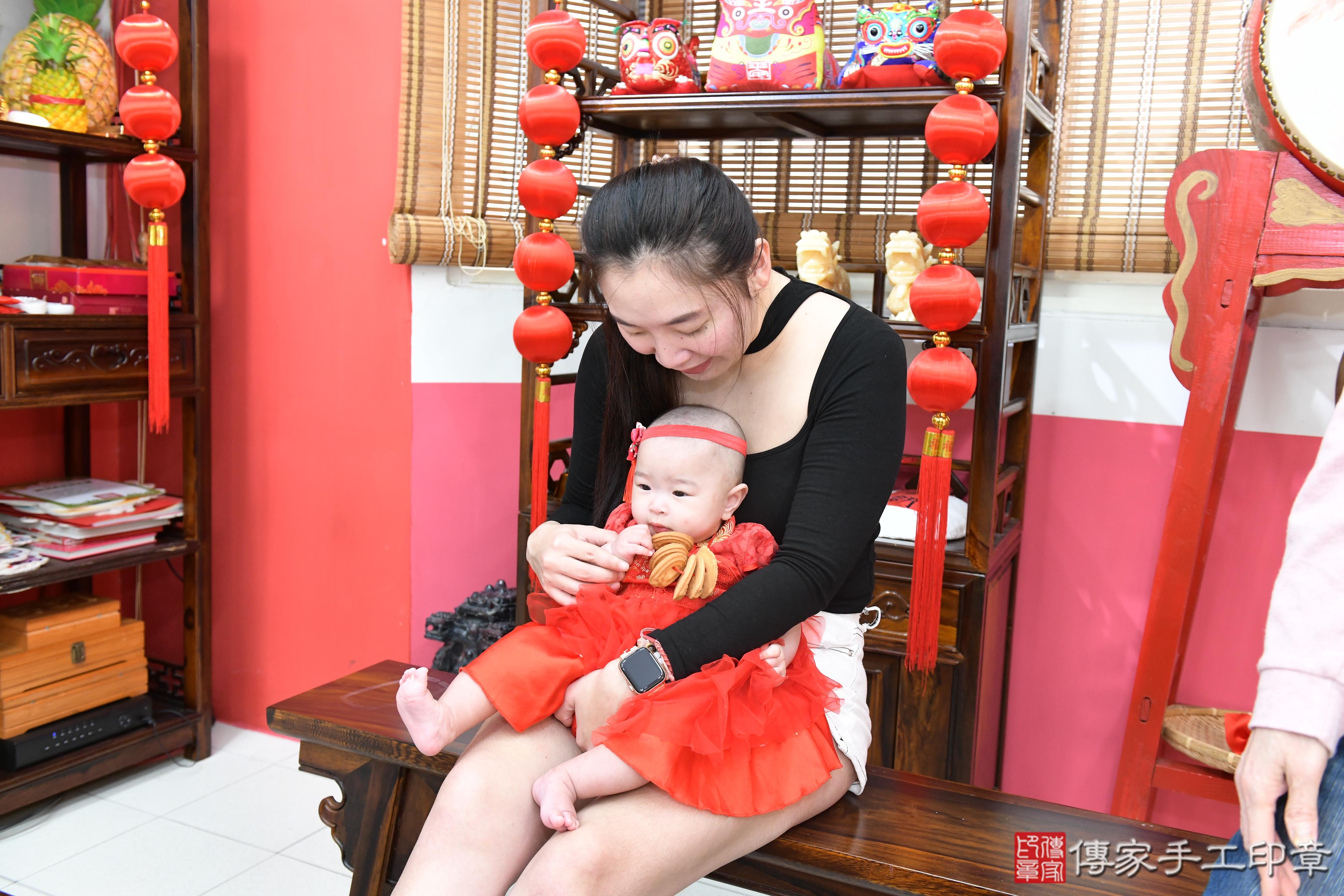 傳家手工印章高雄店、抓周、度脺、美式風會場、傳家嬰兒古禮、吉祥話、抓周道具物品24種、拍照。抓周證書。寶寶抓周、滿周歲、生日快樂、祝福 傳家手工印章高雄店、抓周、度脺、美式風會場、傳家嬰兒古禮、吉祥話、抓周道具物品24種、拍照。抓周證書。寶寶抓周、滿周歲、生日快樂、祝福