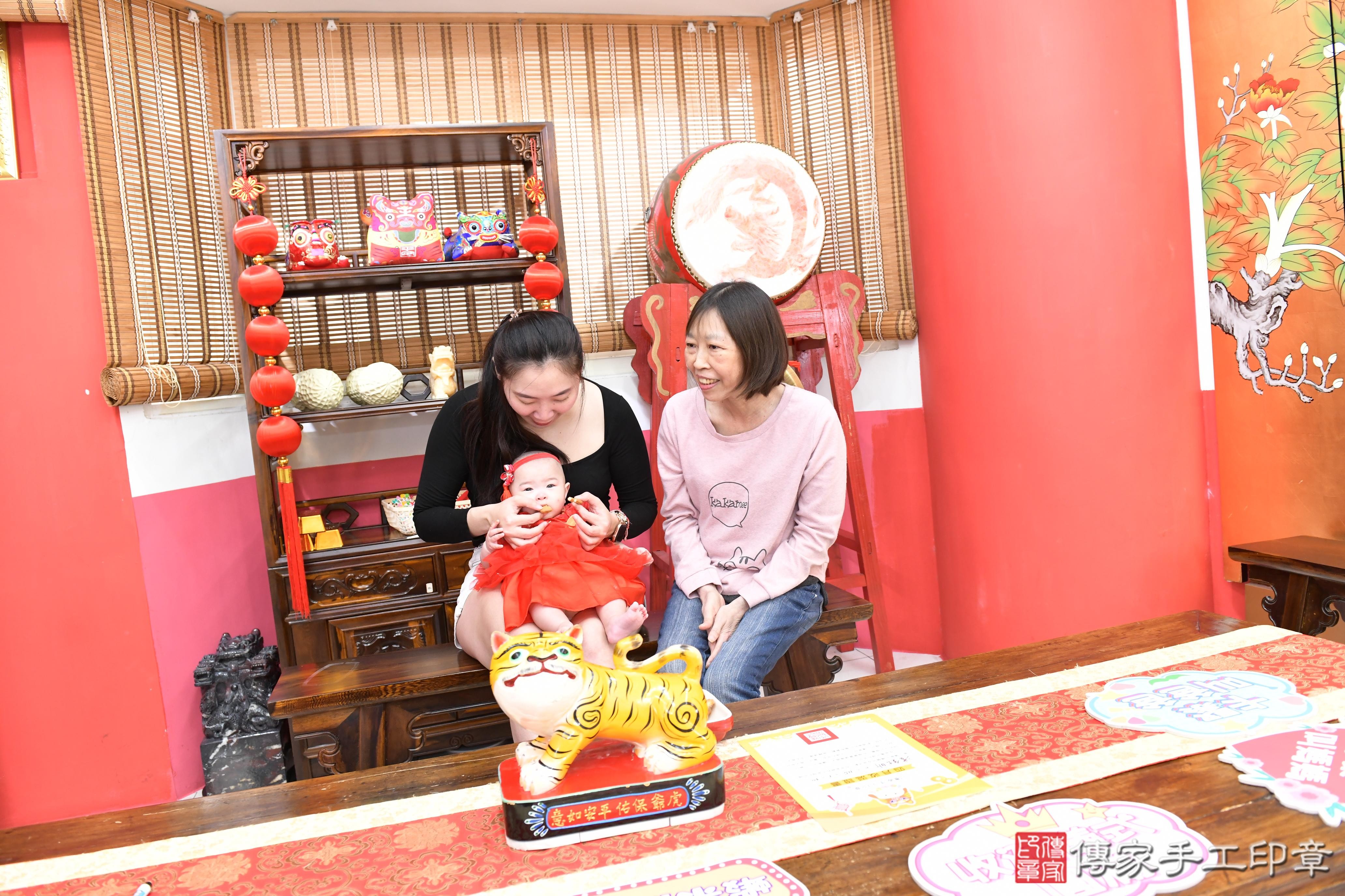 傳家手工印章高雄店、抓周、度脺、美式風會場、傳家嬰兒古禮、吉祥話、抓周道具物品24種、拍照。抓周證書。寶寶抓周、滿周歲、生日快樂、祝福 傳家手工印章高雄店、抓周、度脺、美式風會場、傳家嬰兒古禮、吉祥話、抓周道具物品24種、拍照。抓周證書。寶寶抓周、滿周歲、生日快樂、祝福