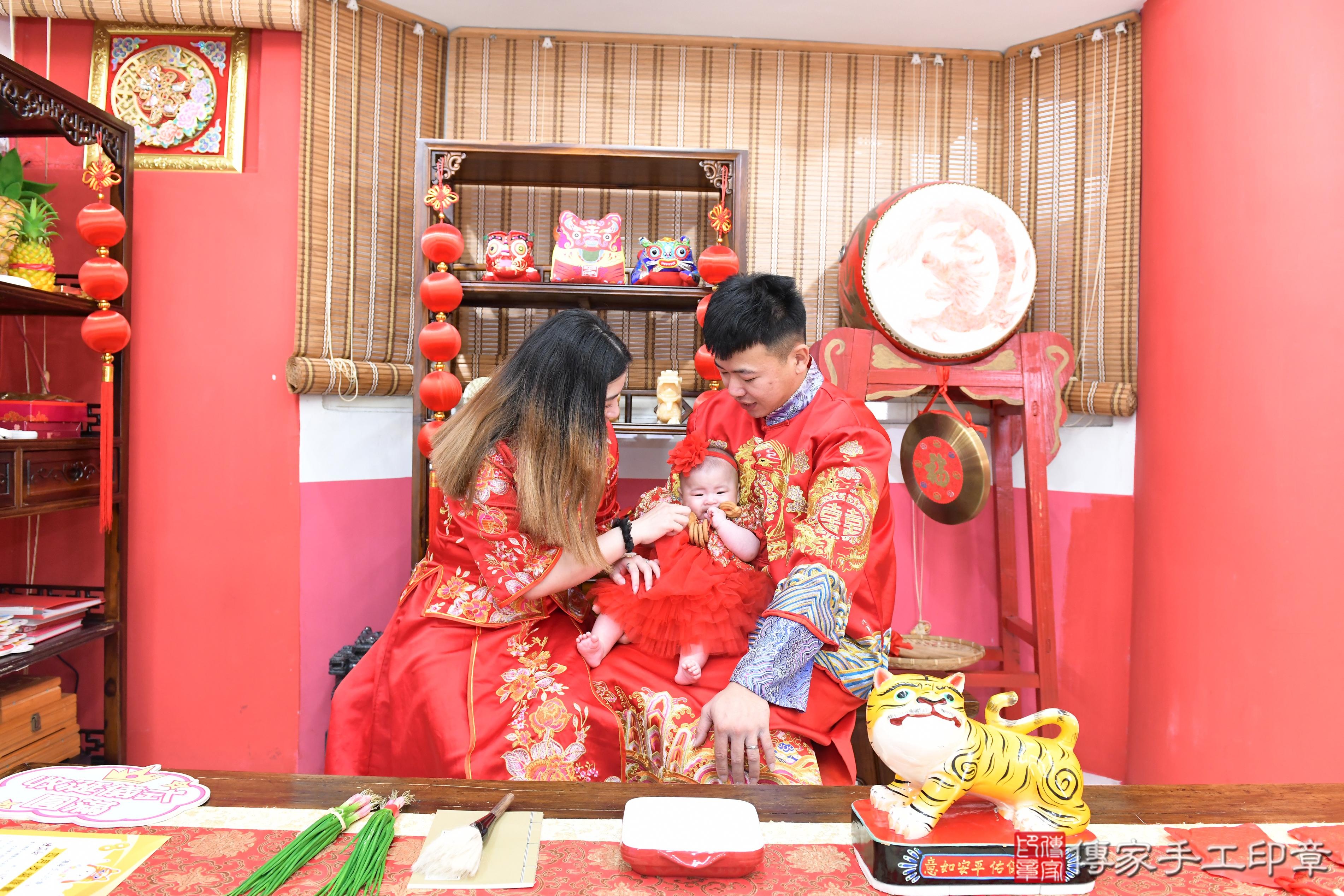 傳家手工印章高雄店、抓周、度脺、美式風會場、傳家嬰兒古禮、吉祥話、抓周道具物品24種、拍照。抓周證書。寶寶抓周、滿周歲、生日快樂、祝福