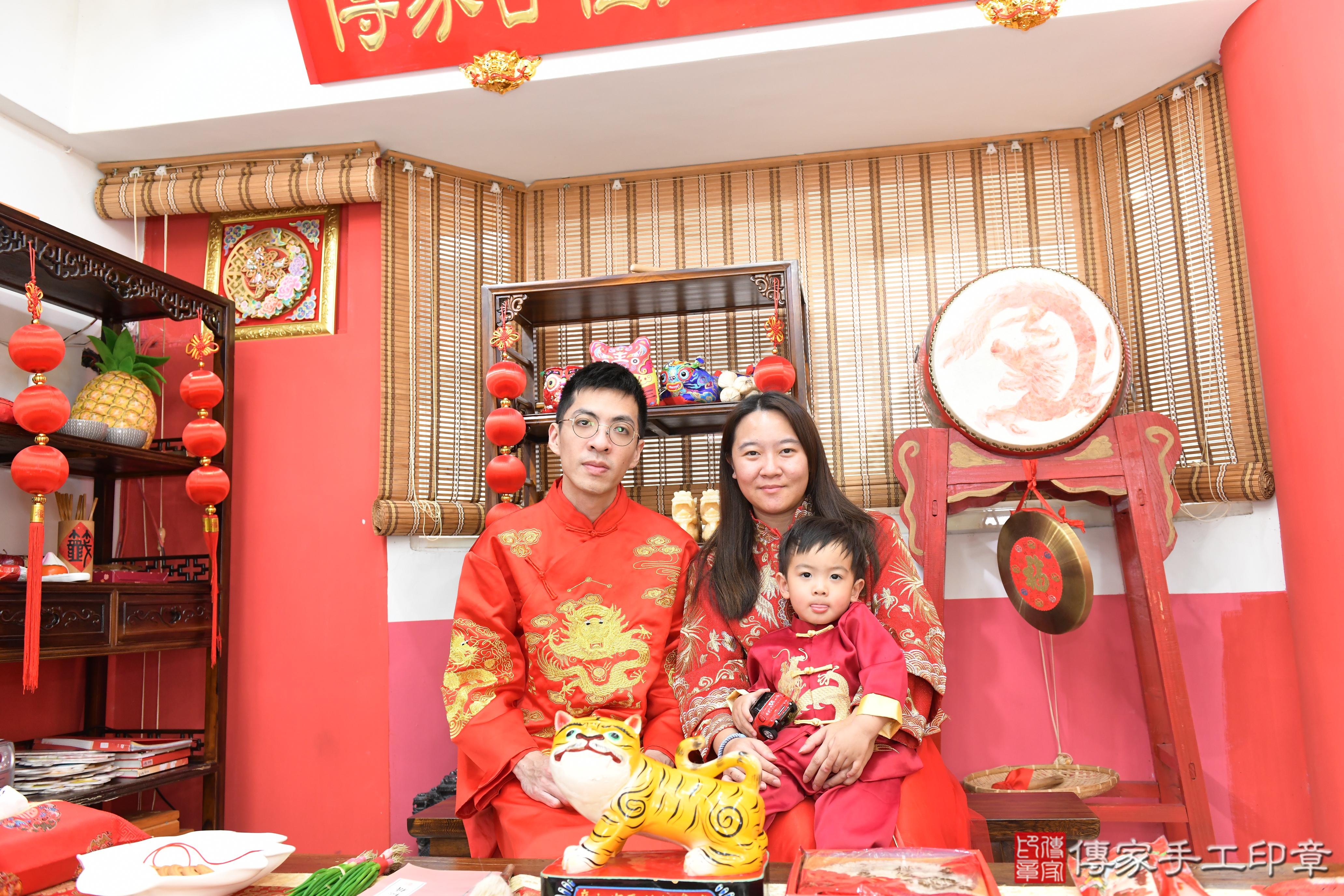 傳家手工印章高雄店、抓周、度脺、美式風會場、傳家嬰兒古禮、吉祥話、抓周道具物品24種、拍照。抓周證書。寶寶抓周、滿周歲、生日快樂、祝福 傳家手工印章高雄店、抓周、度脺、美式風會場、傳家嬰兒古禮、吉祥話、抓周道具物品24種、拍照。抓周證書。寶寶抓周、滿周歲、生日快樂、祝福