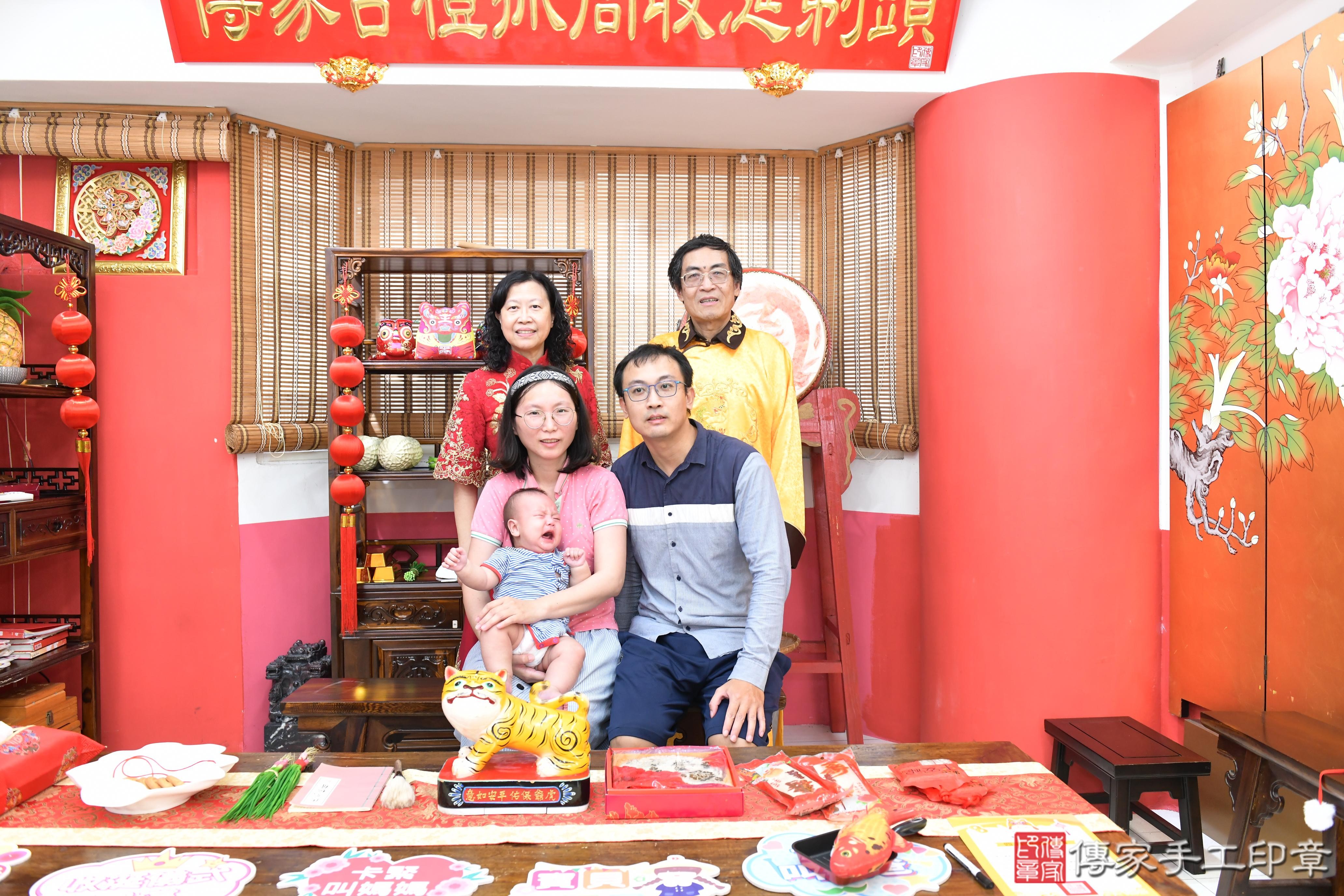 傳家手工印章高雄店、抓周、度脺、美式風會場、傳家嬰兒古禮、吉祥話、抓周道具物品24種、拍照。抓周證書。寶寶抓周、滿周歲、生日快樂、祝福 傳家手工印章高雄店、抓周、度脺、美式風會場、傳家嬰兒古禮、吉祥話、抓周道具物品24種、拍照。抓周證書。寶寶抓周、滿周歲、生日快樂、祝福