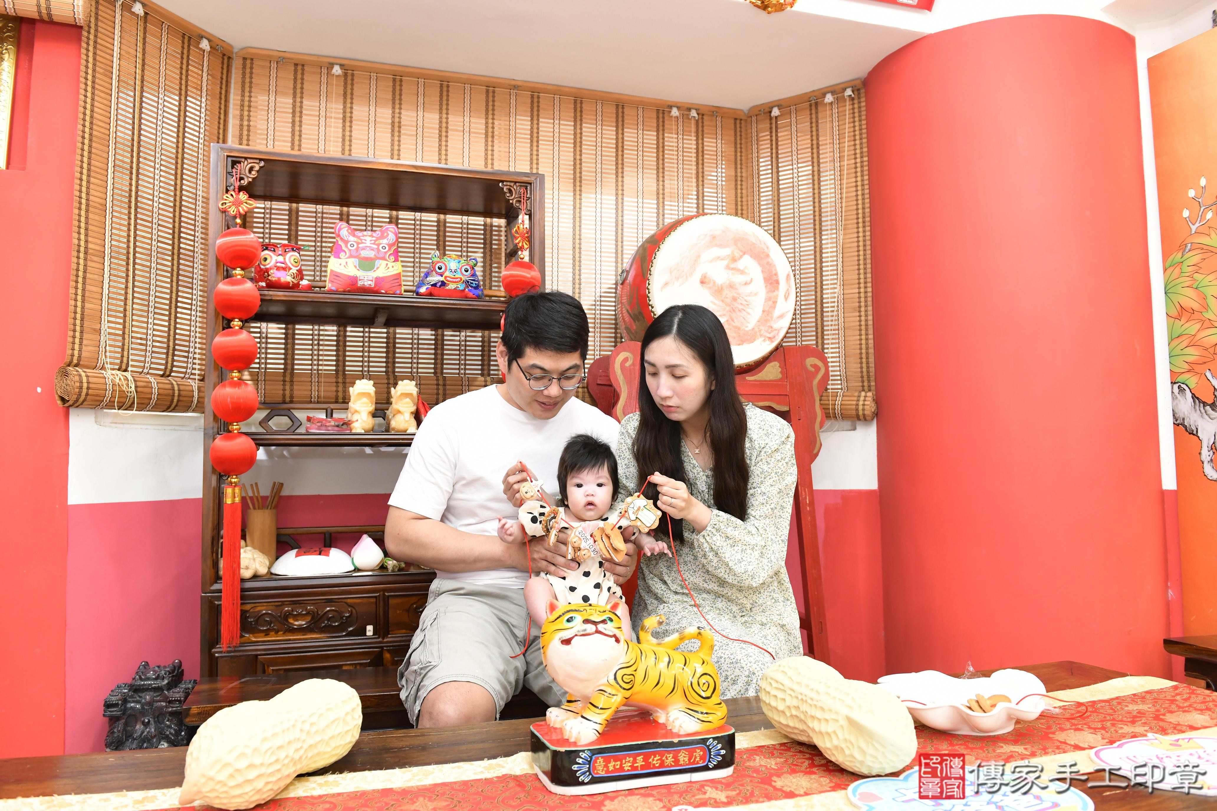 傳家手工印章高雄店、抓周、度脺、美式風會場、傳家嬰兒古禮、吉祥話、抓周道具物品24種、拍照。抓周證書。寶寶抓周、滿周歲、生日快樂、祝福 傳家手工印章高雄店、抓周、度脺、美式風會場、傳家嬰兒古禮、吉祥話、抓周道具物品24種、拍照。抓周證書。寶寶抓周、滿周歲、生日快樂、祝福