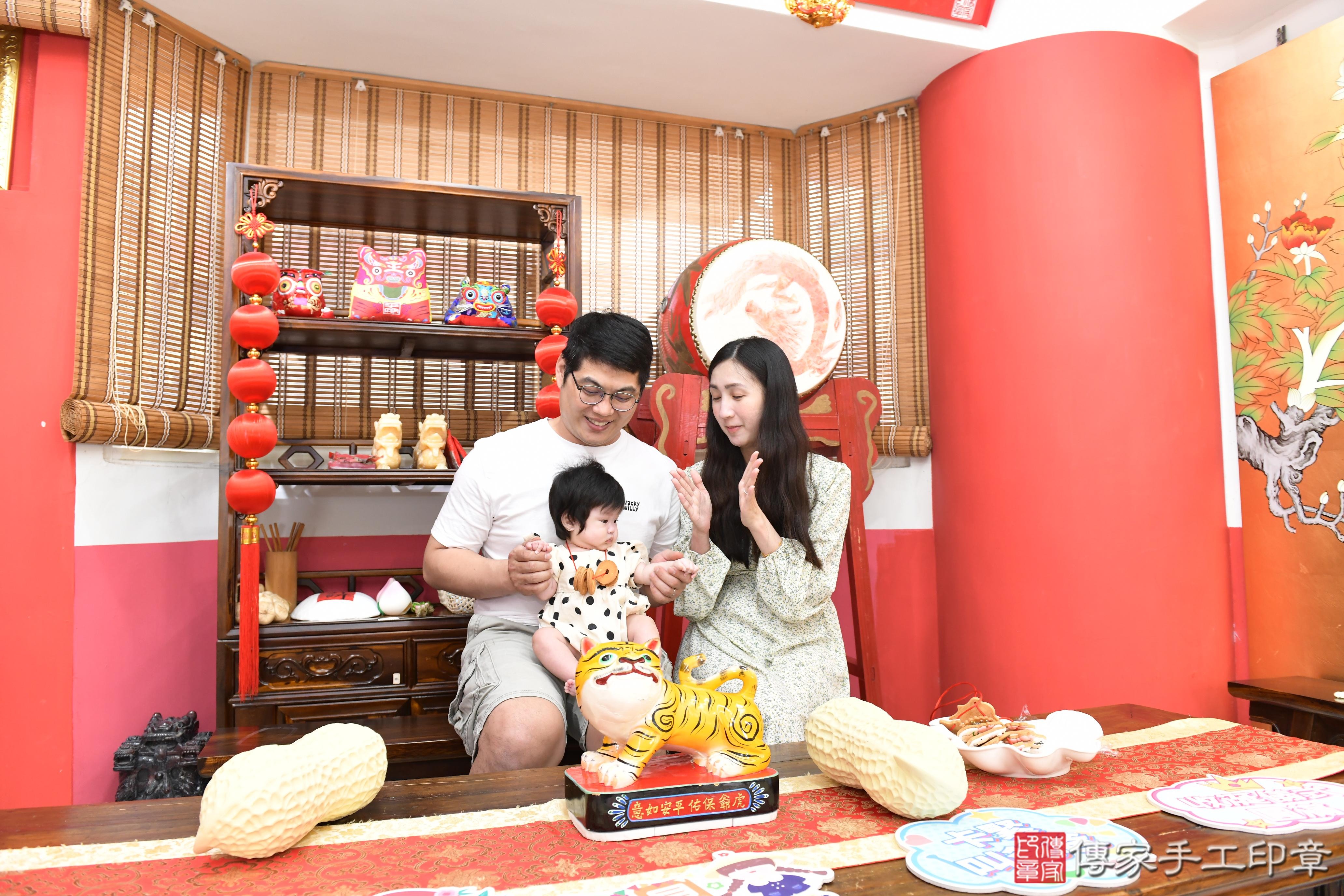 傳家手工印章高雄店、抓周、度脺、美式風會場、傳家嬰兒古禮、吉祥話、抓周道具物品24種、拍照。抓周證書。寶寶抓周、滿周歲、生日快樂、祝福 傳家手工印章高雄店、抓周、度脺、美式風會場、傳家嬰兒古禮、吉祥話、抓周道具物品24種、拍照。抓周證書。寶寶抓周、滿周歲、生日快樂、祝福