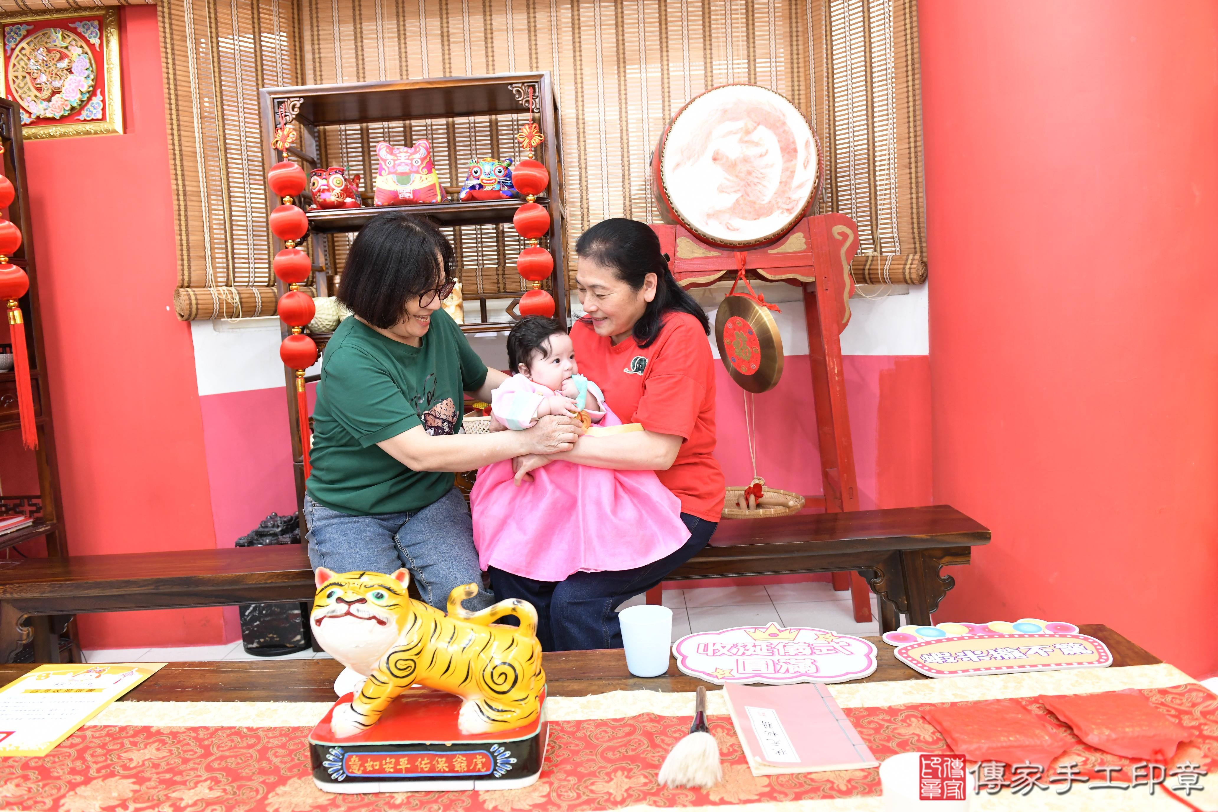 傳家手工印章高雄店、抓周、度脺、美式風會場、傳家嬰兒古禮、吉祥話、抓周道具物品24種、拍照。抓周證書。寶寶抓周、滿周歲、生日快樂、祝福 傳家手工印章高雄店、抓周、度脺、美式風會場、傳家嬰兒古禮、吉祥話、抓周道具物品24種、拍照。抓周證書。寶寶抓周、滿周歲、生日快樂、祝福