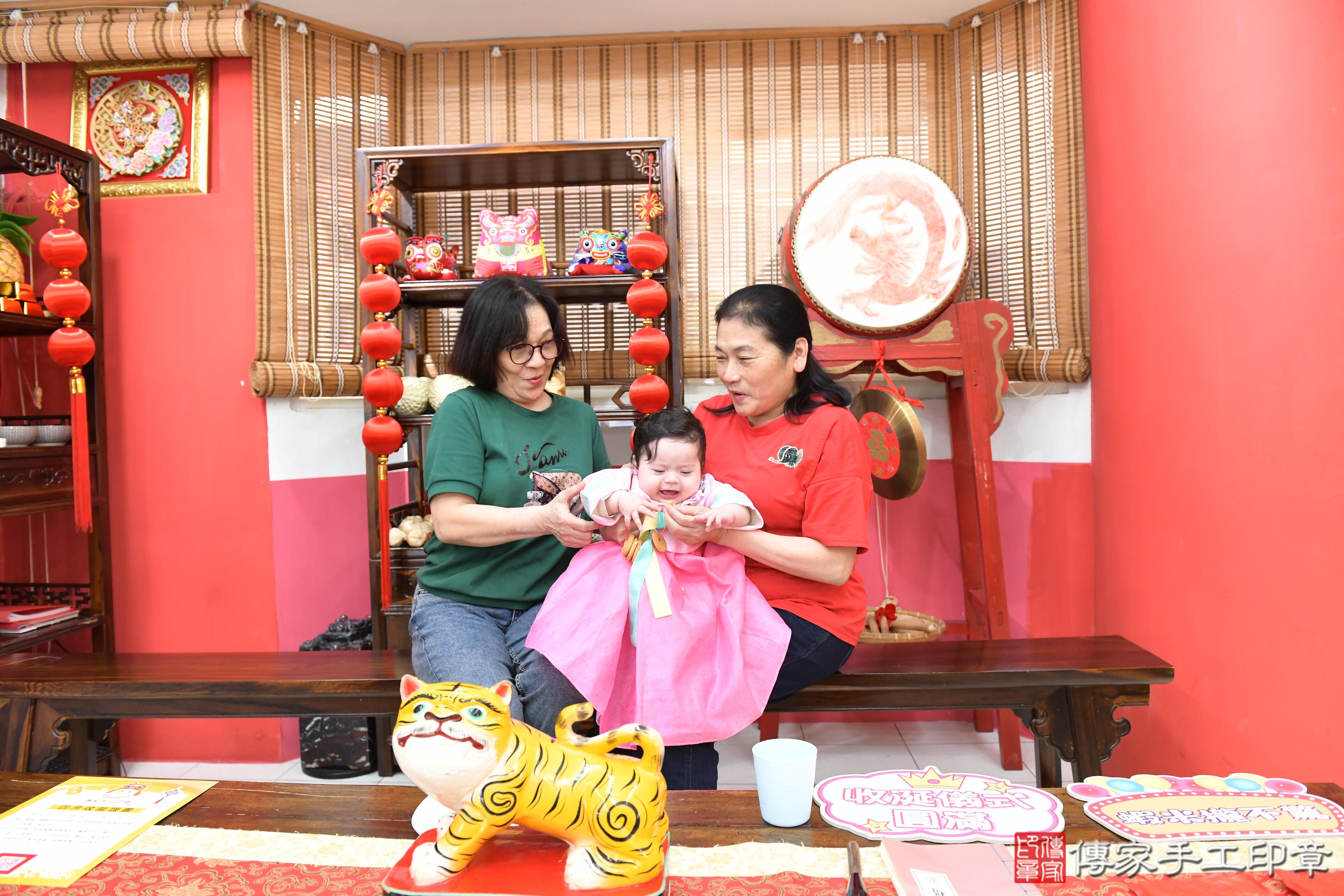 傳家手工印章高雄店、抓周、度脺、美式風會場、傳家嬰兒古禮、吉祥話、抓周道具物品24種、拍照。抓周證書。寶寶抓周、滿周歲、生日快樂、祝福 傳家手工印章高雄店、抓周、度脺、美式風會場、傳家嬰兒古禮、吉祥話、抓周道具物品24種、拍照。抓周證書。寶寶抓周、滿周歲、生日快樂、祝福